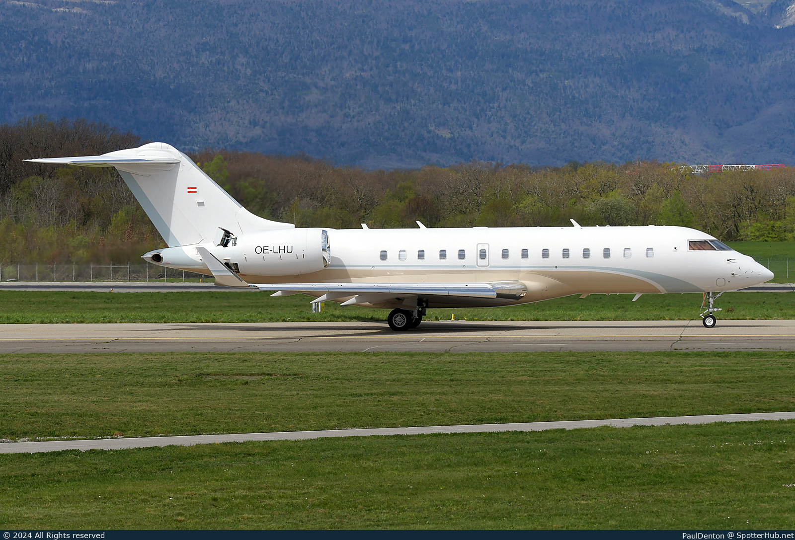 Photo of OE-LHU - Bombardier Global 5000 operated by Avcon Jet