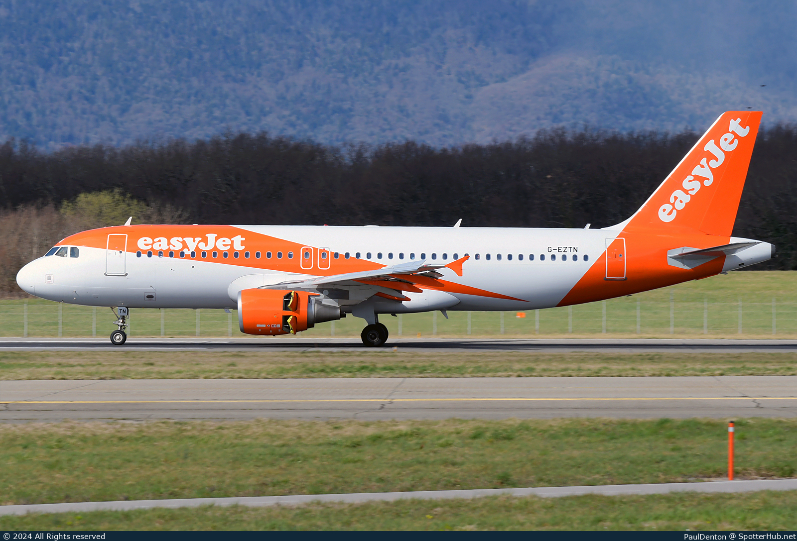 Photo of G-EZTN - Airbus A320-214 operated by easyJet
