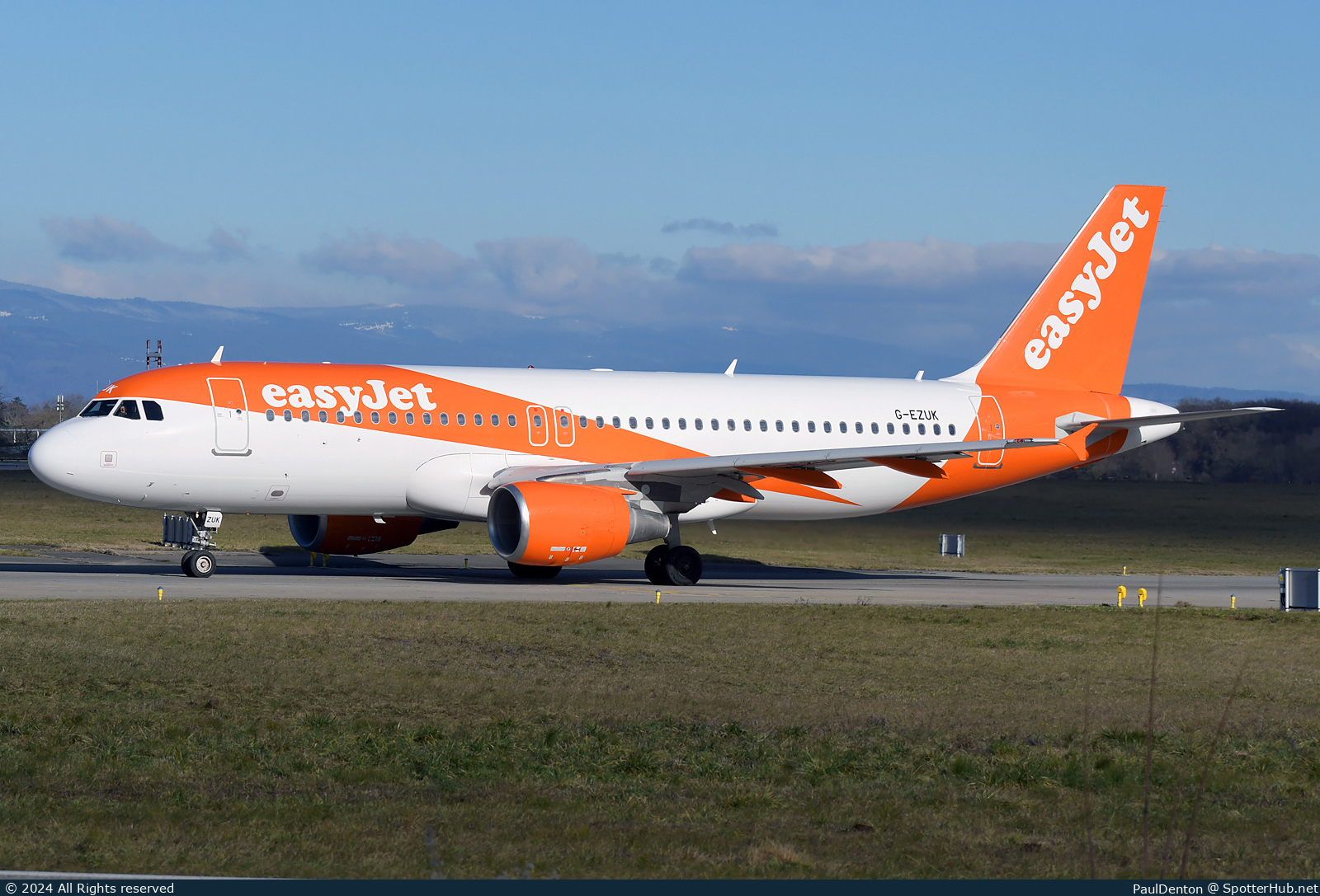 Photo of G-EZUK - Airbus A320-214 operated by easyJet
