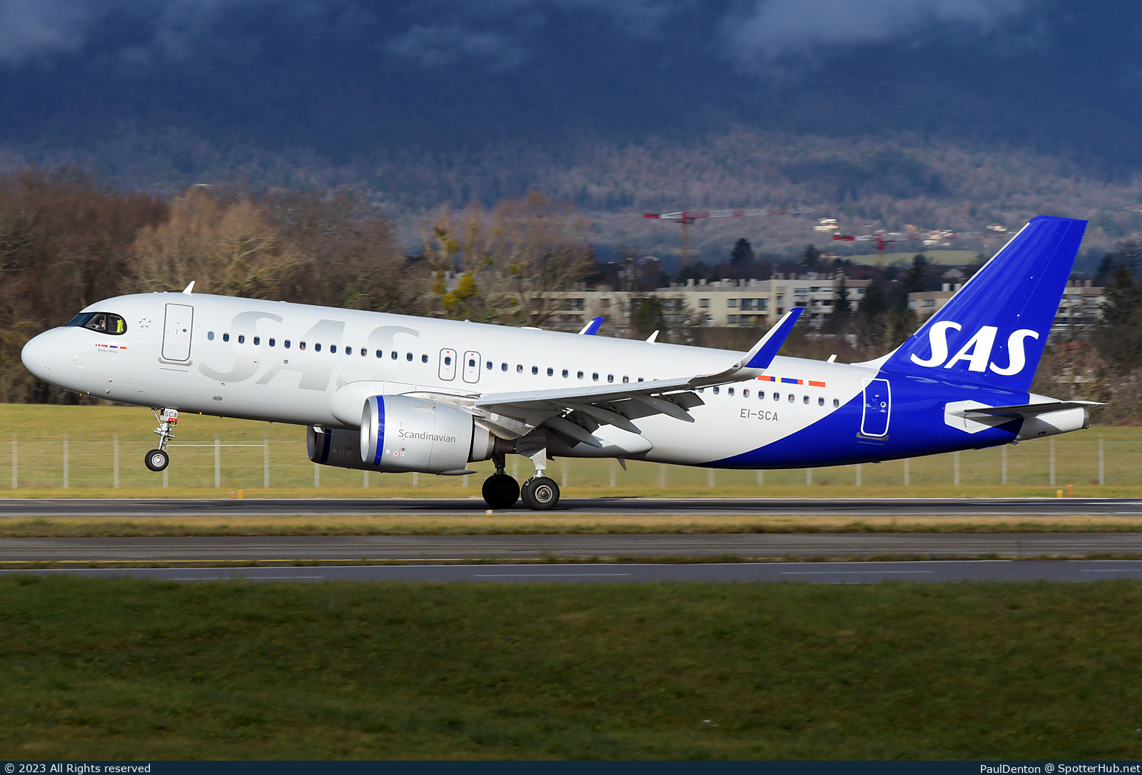 Photo of EI-SCA - Airbus A320-251N operated by SAS Connect