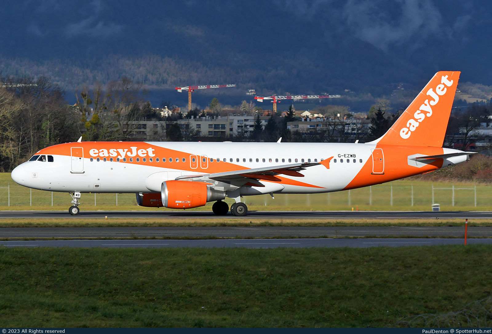 Photo of G-EZWB - Airbus A320-214 operated by easyJet