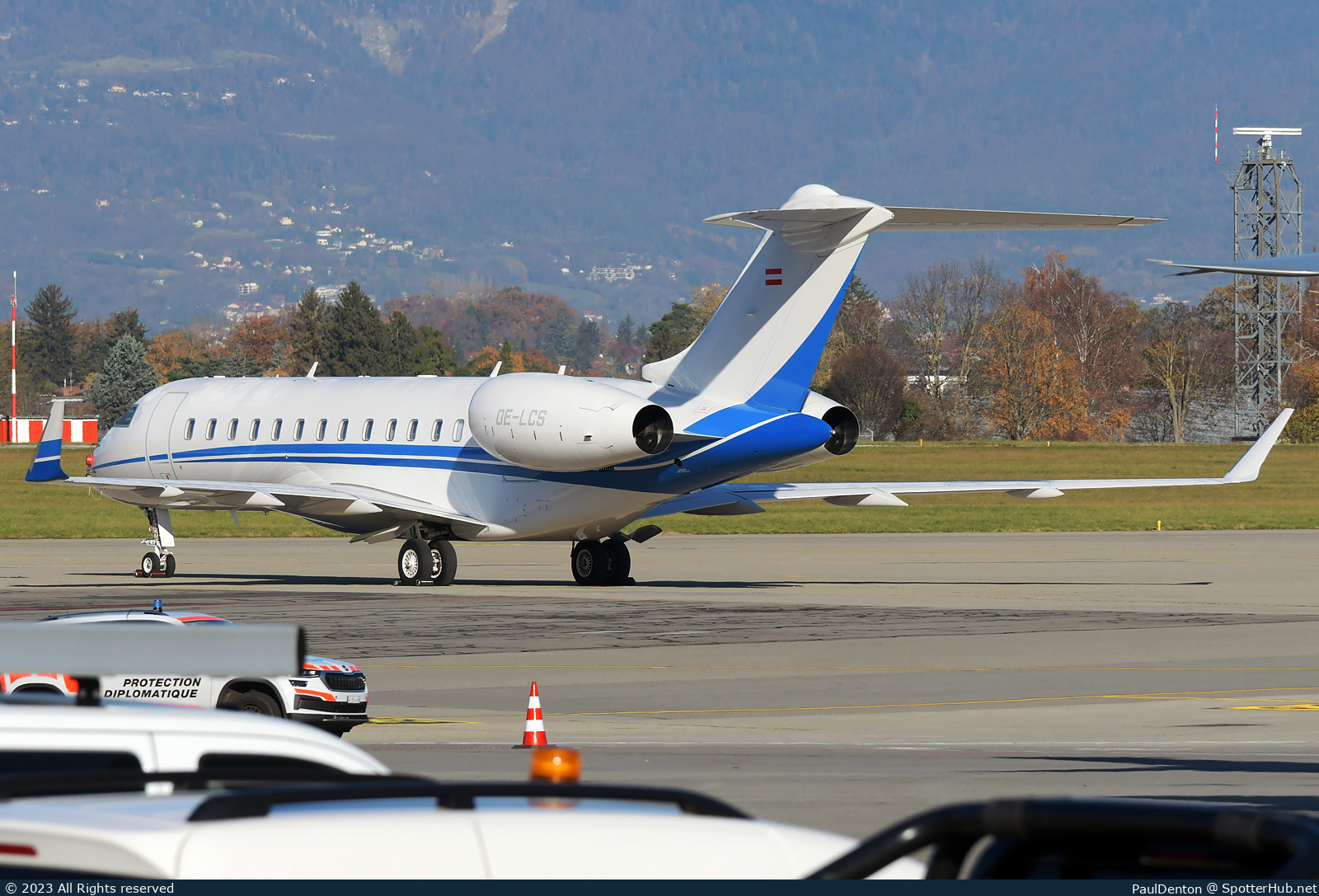 Photo of OE-LCS - Bombardier Global 6000 operated by Avcon Jet