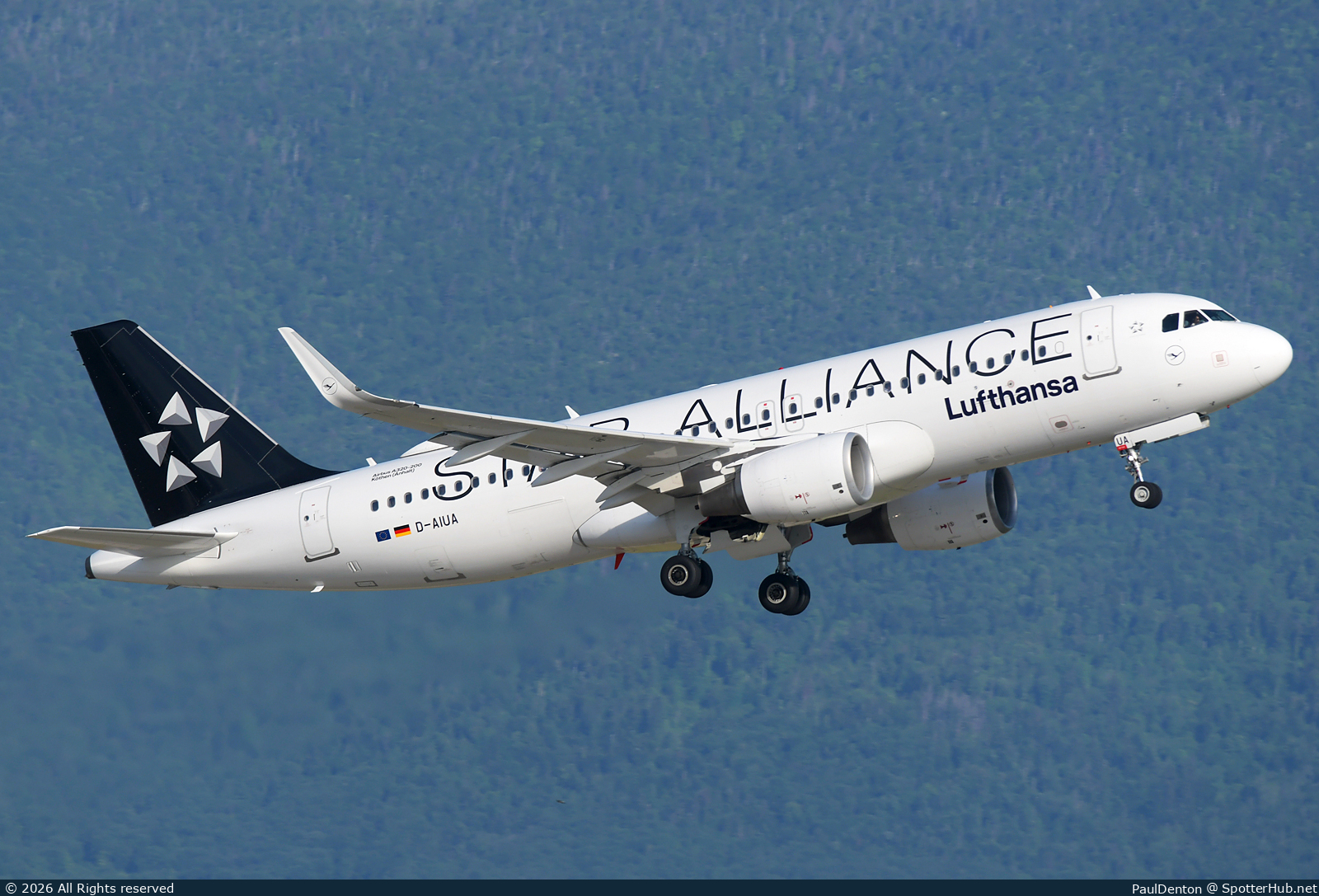Photo of D-AIUA - Airbus A320-214 operated by Lufthansa