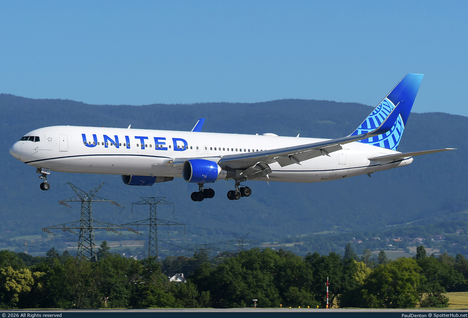 Photo of N677UA - Boeing 767-322(ER) operated by United Airlines
