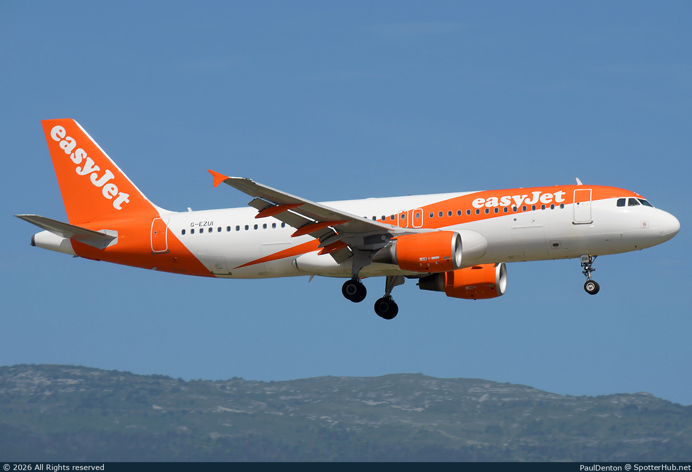 Photo of G-EZUI - Airbus A320-214 operated by easyJet