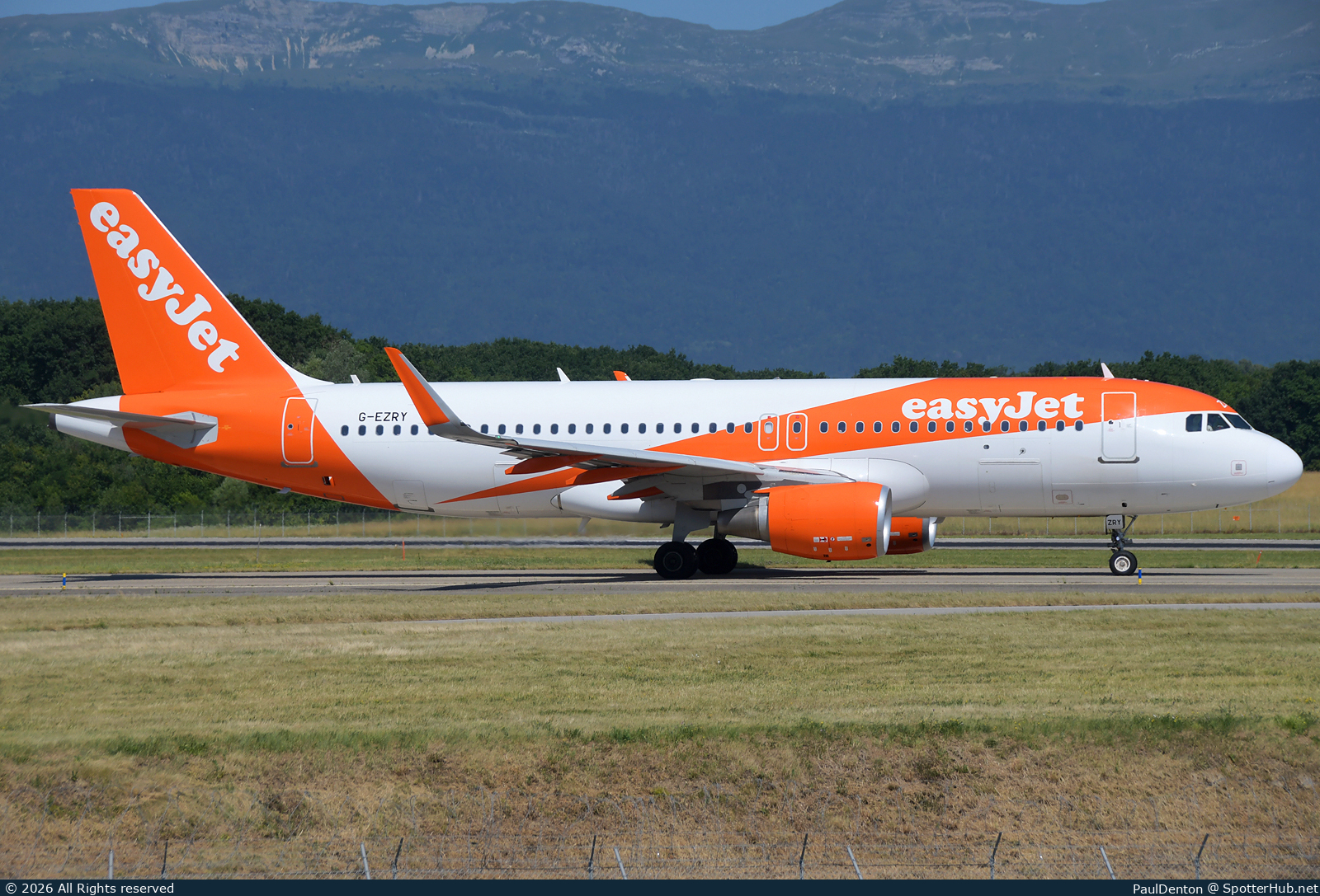 Photo of G-EZRY - Airbus A320-214 operated by easyJet