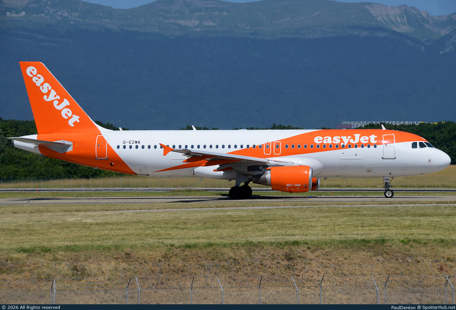 Photo of G-EZWA - Airbus A320-214 operated by easyJet