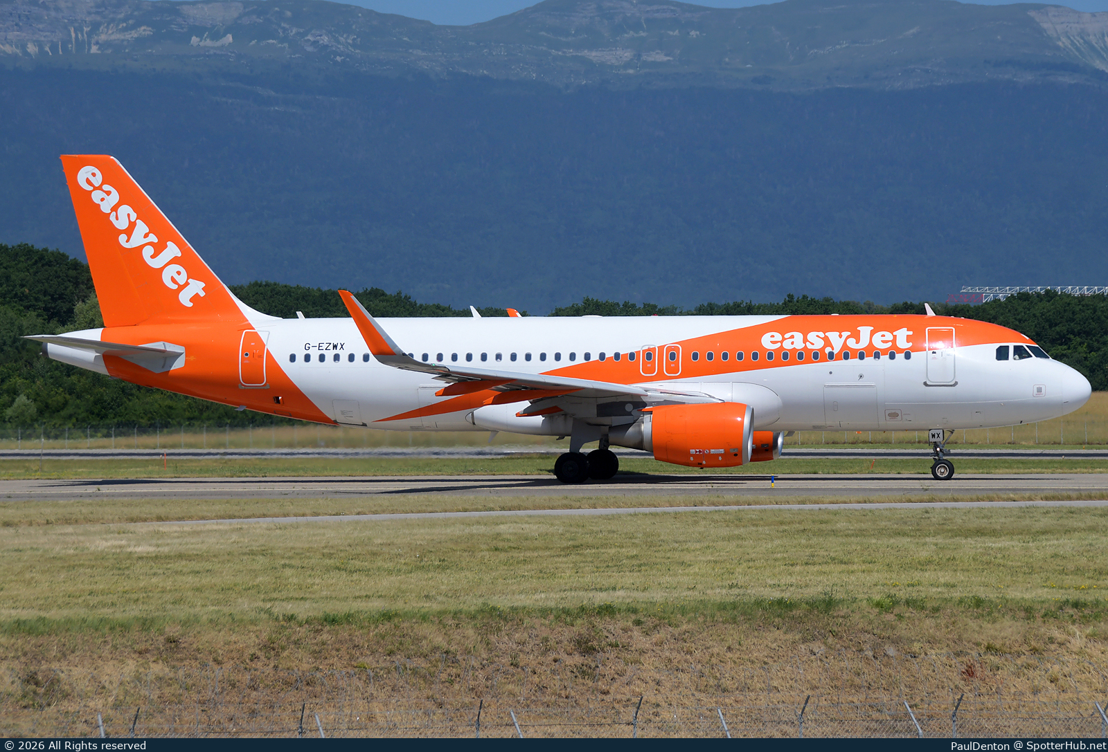 Photo of G-EZWX - Airbus A320-214 operated by easyJet