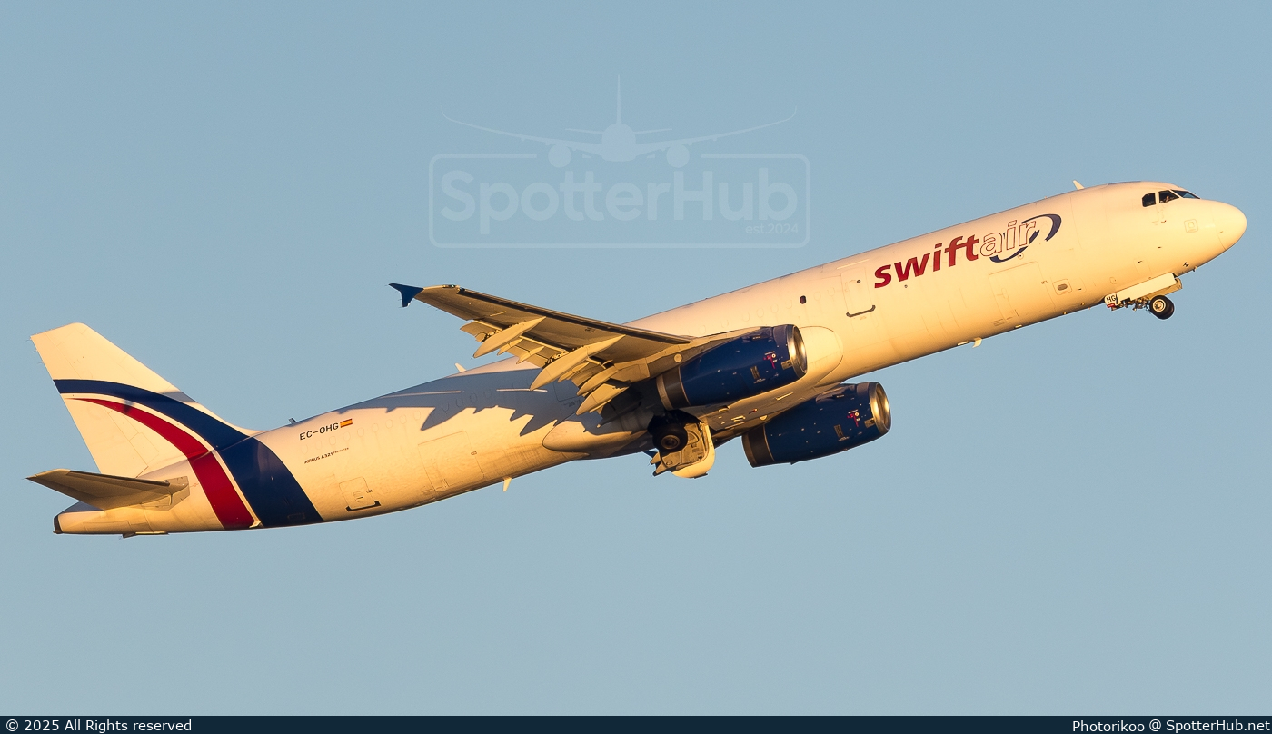 Photo of EC-OHG - Airbus A321-231(P2F) operated by Swiftair