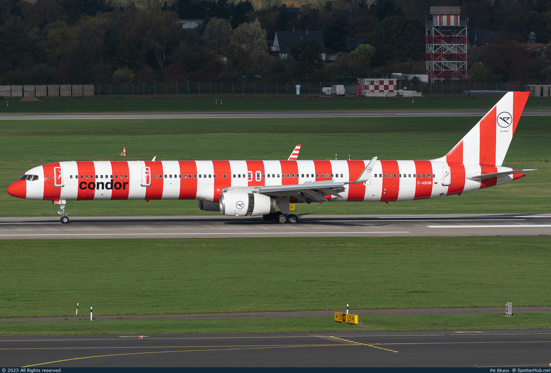 Photo of D-ABOM - Boeing 757-330 operated by Condor