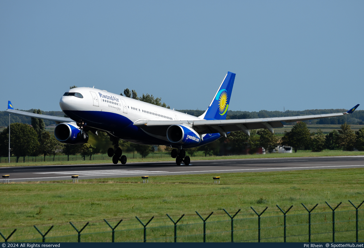 Photo of 9XR-WN - Airbus A330-243 operated by RwandAir