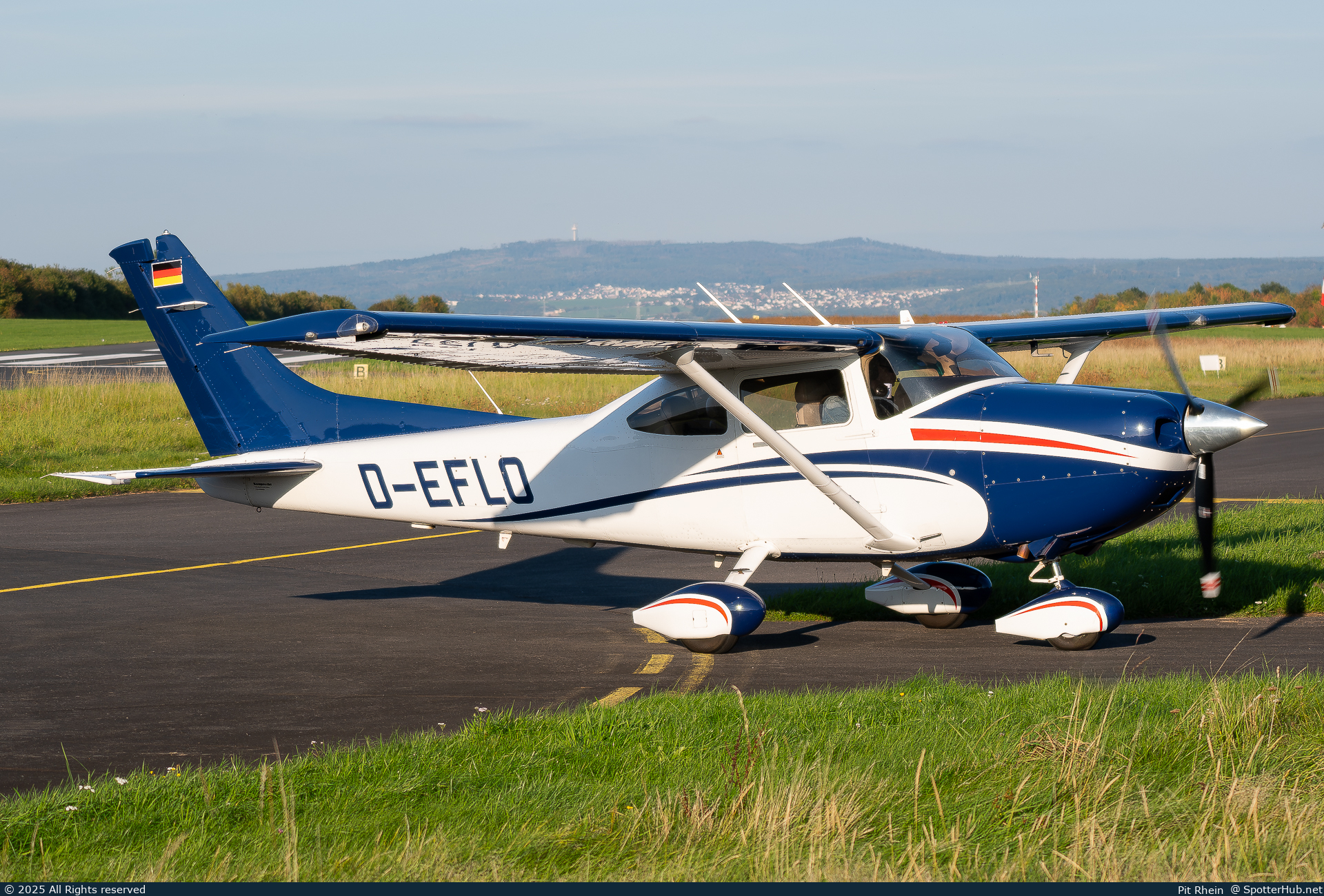 Photo of D-EFLO - Cessna 182T Skylane operated by Private