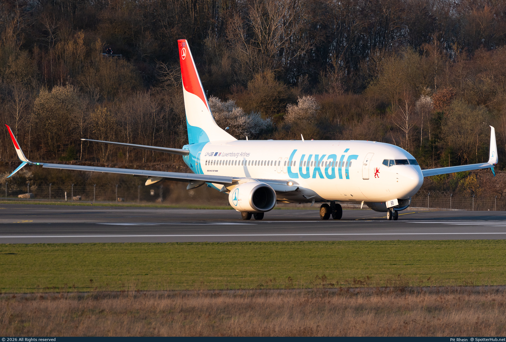 Photo of LX-LBB - Boeing 737-86J operated by Luxair