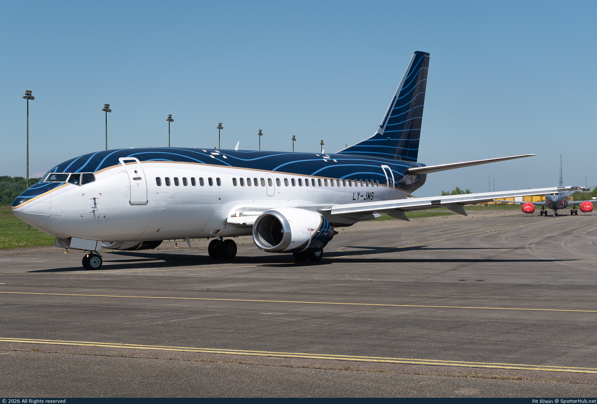 Photo of LY-JMS - Boeing 737-522