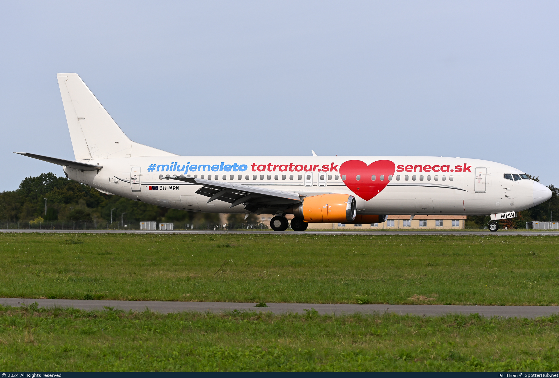 Photo of 9H-MPW - Boeing 737-484 operated by Air Horizont