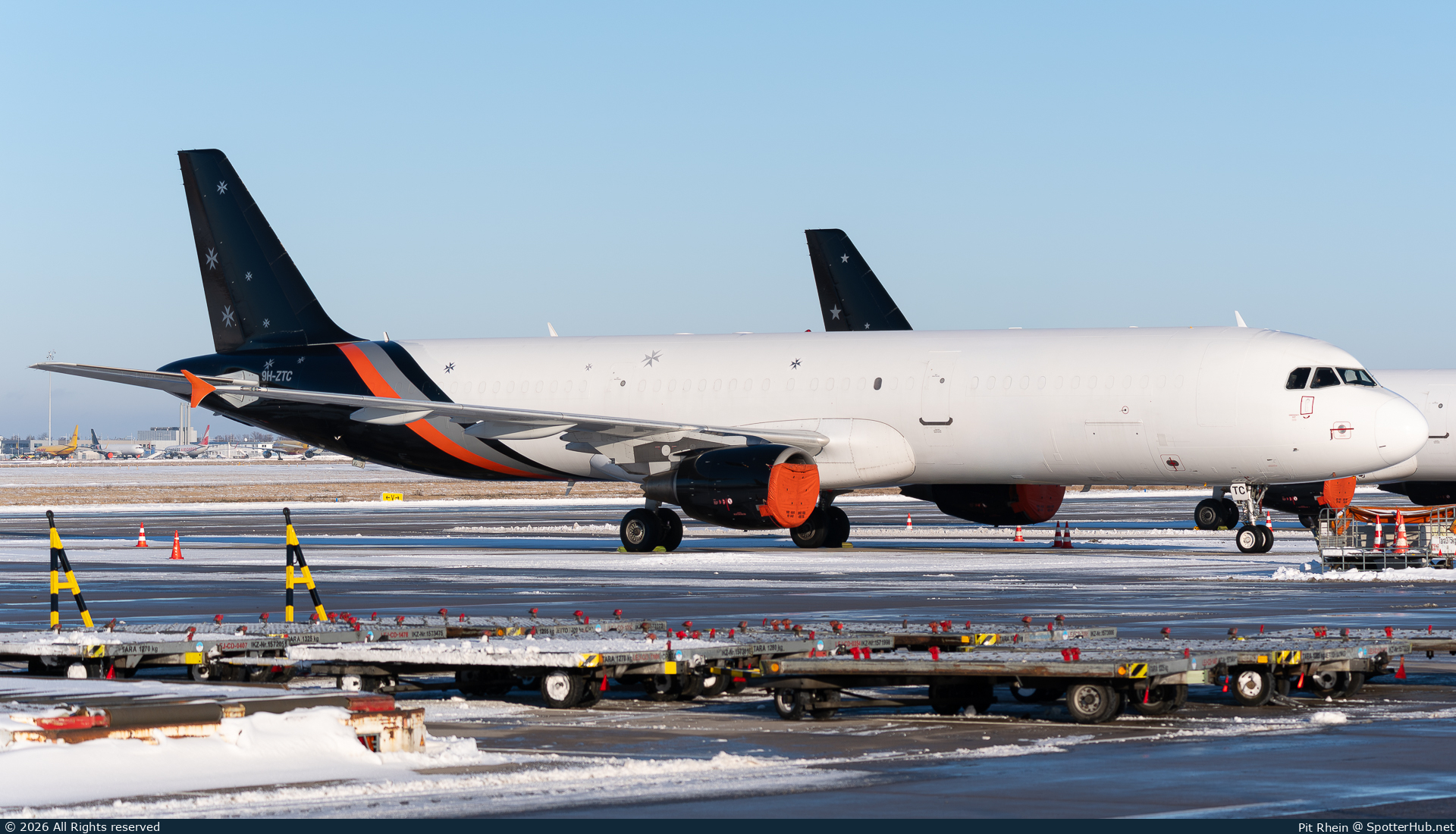 Photo of 9H-ZTC - Airbus A321-211(P2F) operated by Titan Airways Malta