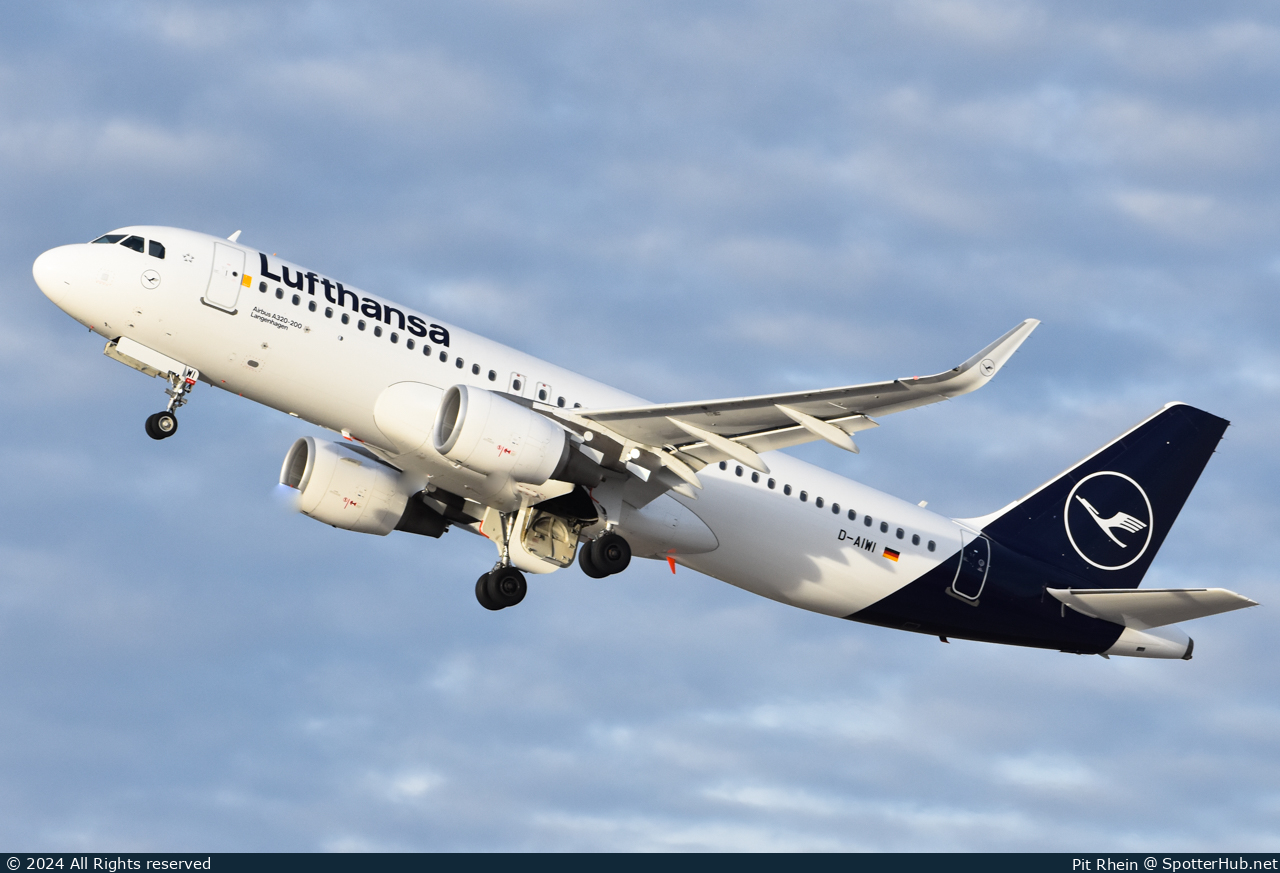 Photo of D-AIWI - Airbus A320-214 operated by Lufthansa