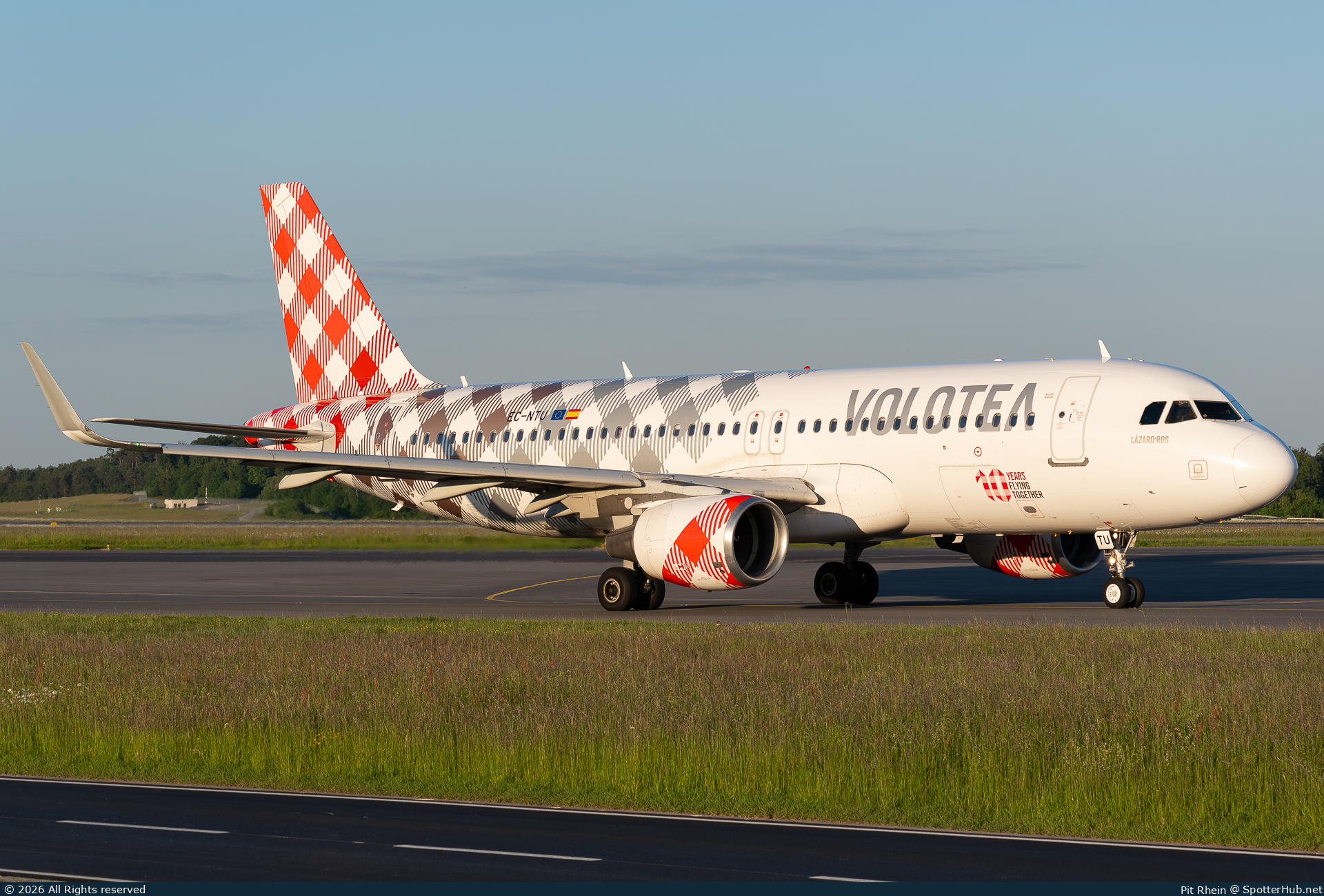 Photo of EC-NTU - Airbus A320-214 operated by Volotea