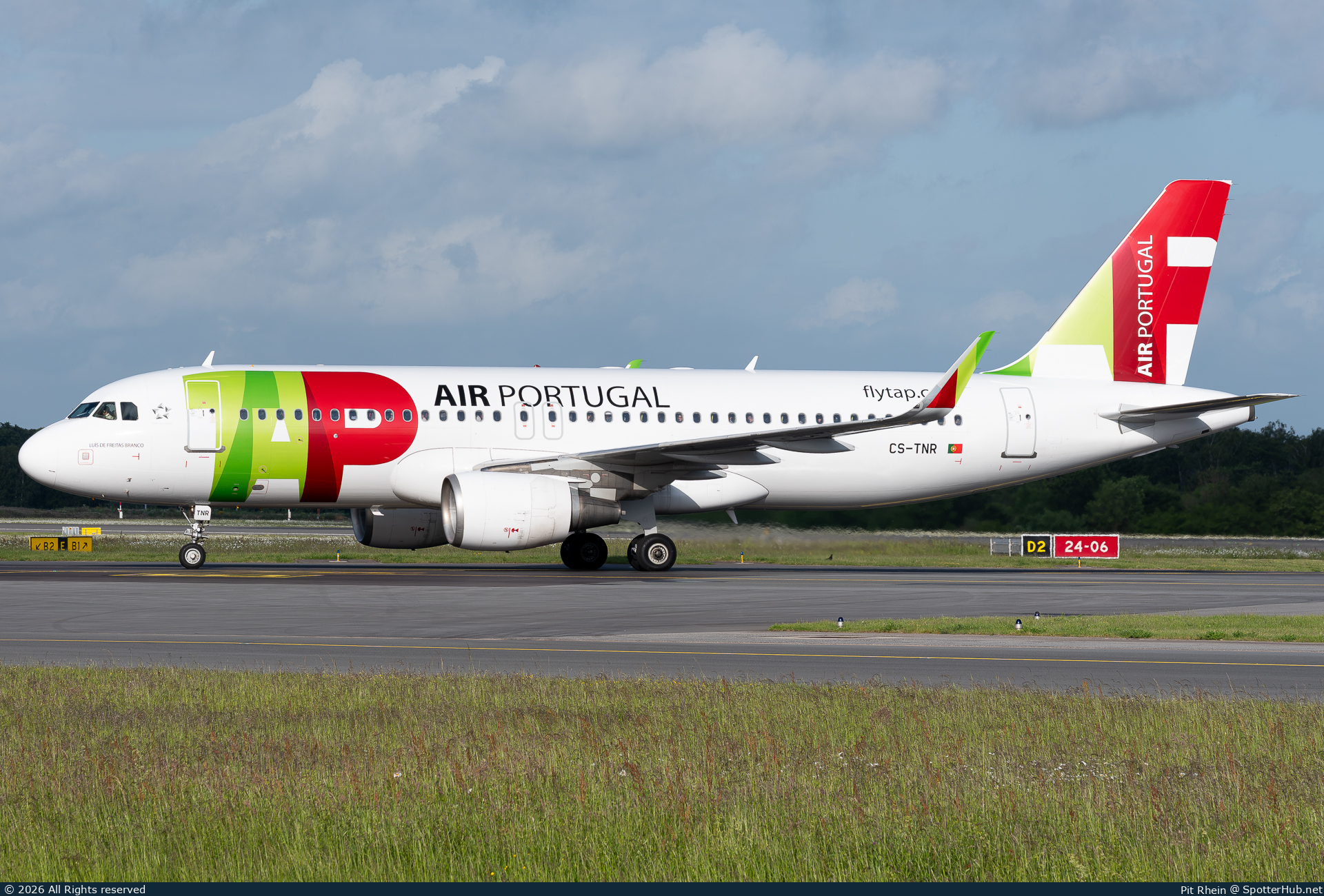 Photo of CS-TNR - Airbus A320-214 operated by TAP Air Portugal