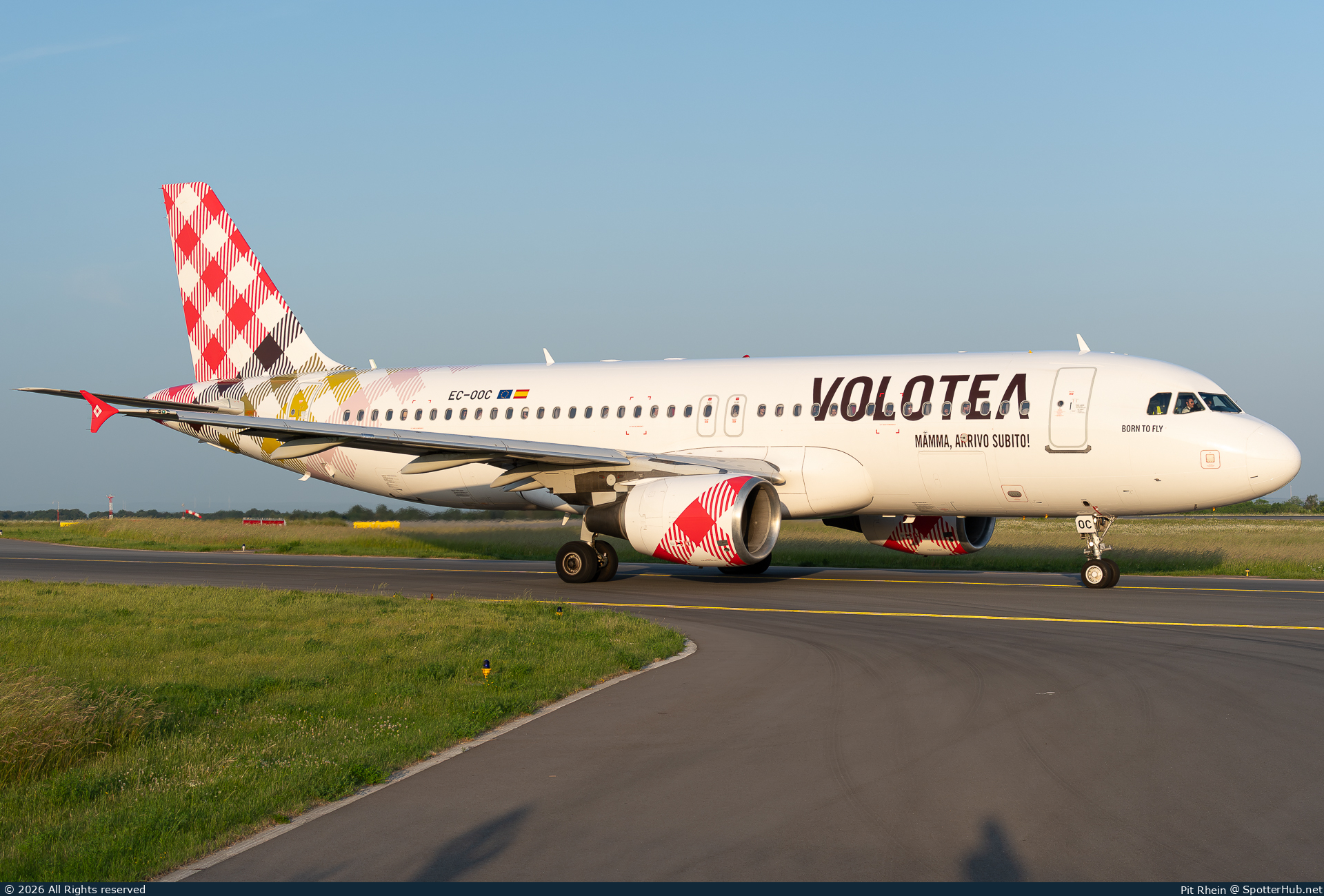 Photo of EC-OOC - Airbus A320-214 operated by Volotea