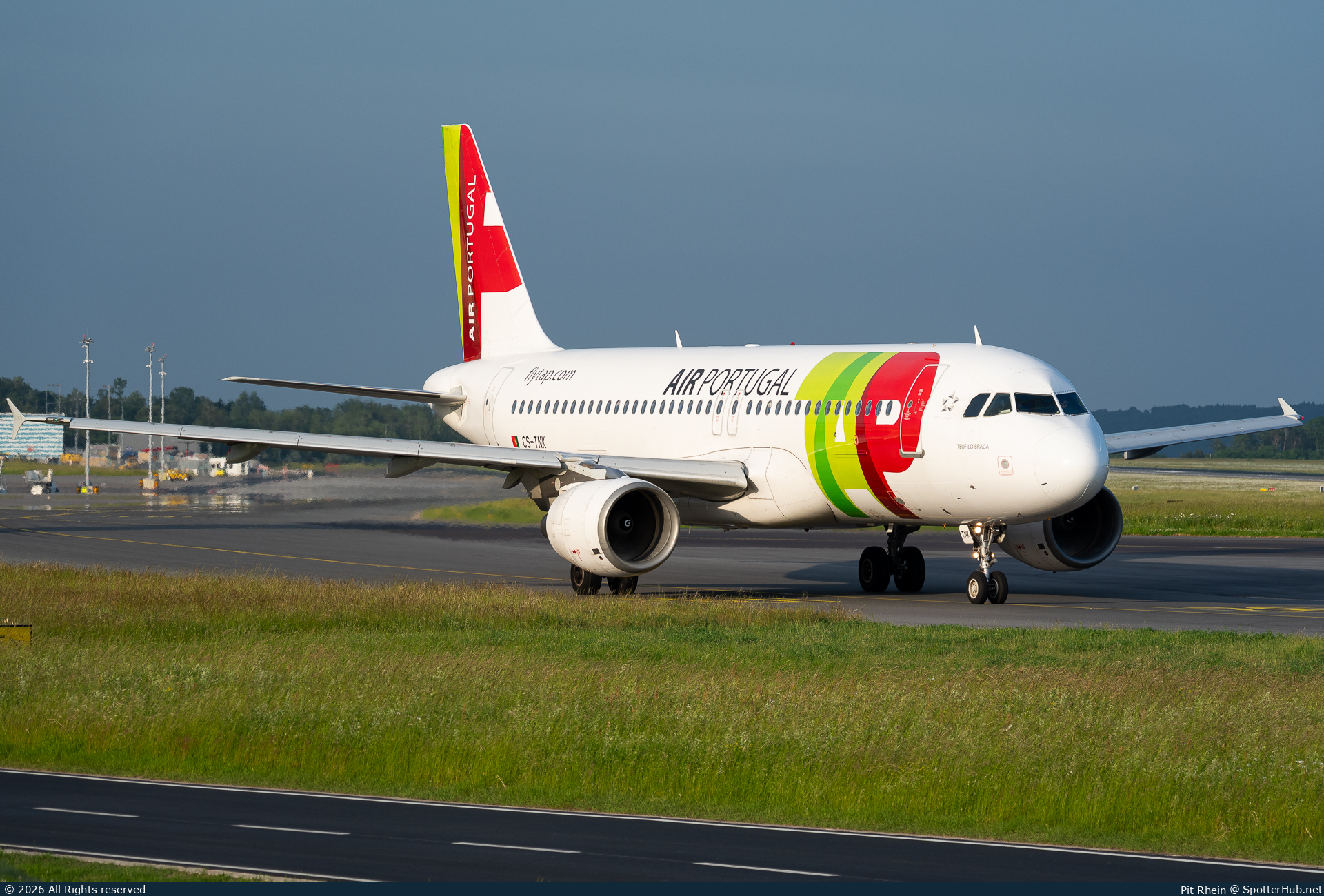 Photo of CS-TNK - Airbus A320-214 operated by TAP Air Portugal