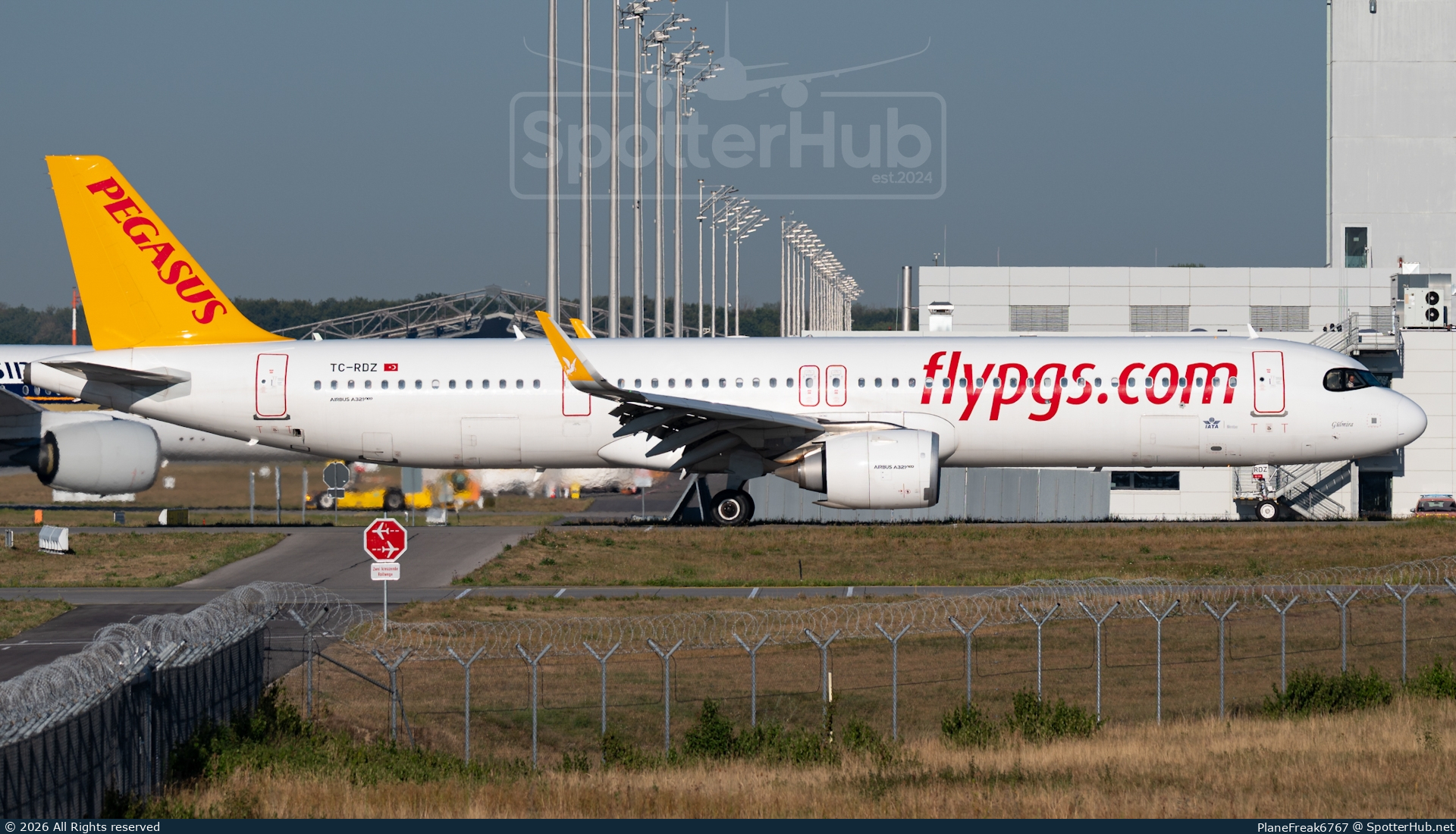 Photo of TC-RDZ - Airbus A321-251NX operated by Pegasus Airlines