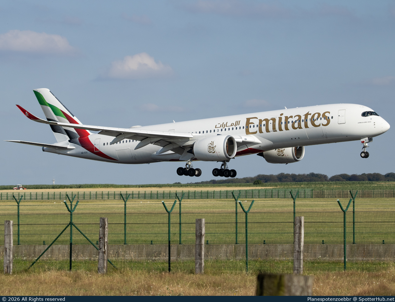 Photo of A6-EXU - Airbus A350-941 operated by Emirates