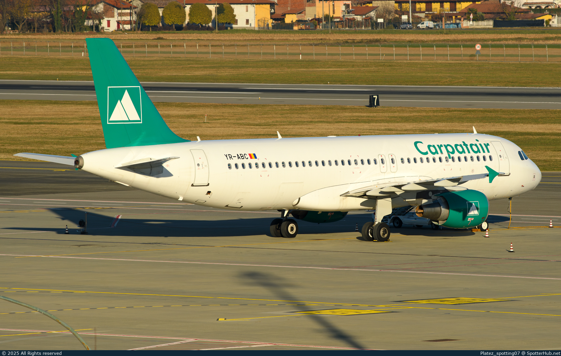 Photo of YR-ABC - Airbus A320-216 operated by Carpatair