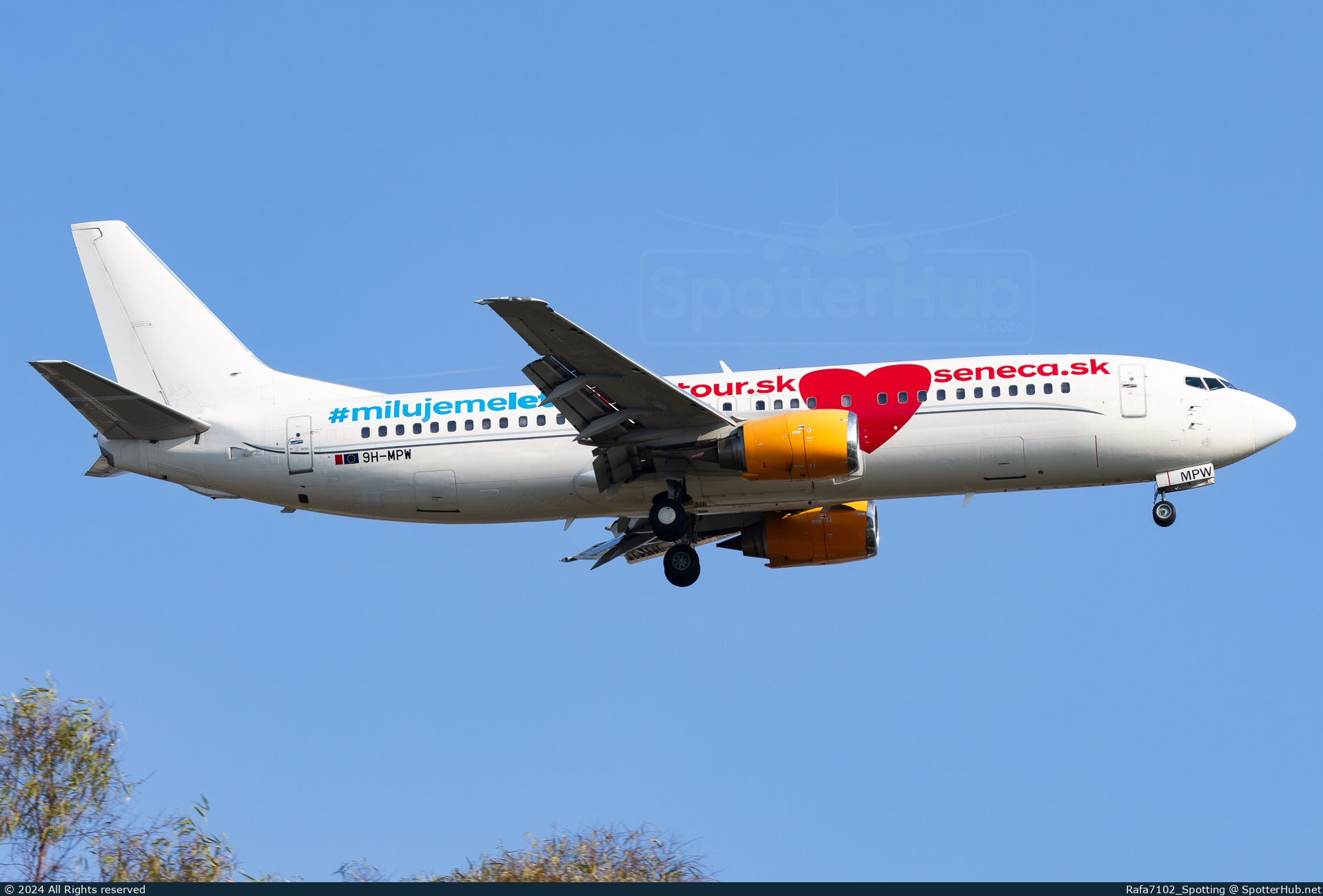 Photo of 9H-MPW - Boeing 737-484 operated by Air Horizont