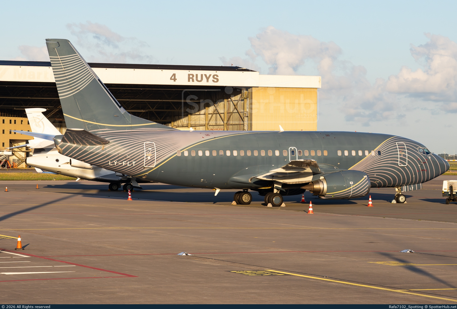 Photo of LY-FLT - Boeing 737-522 operated by KlasJet
