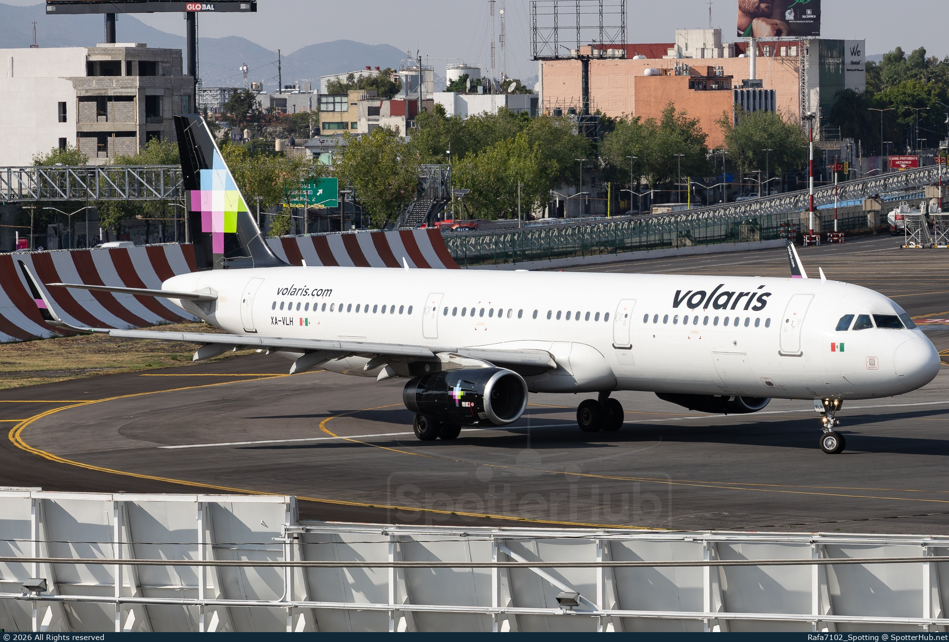 Photo of XA-VLH - Airbus A321-231 operated by Volaris