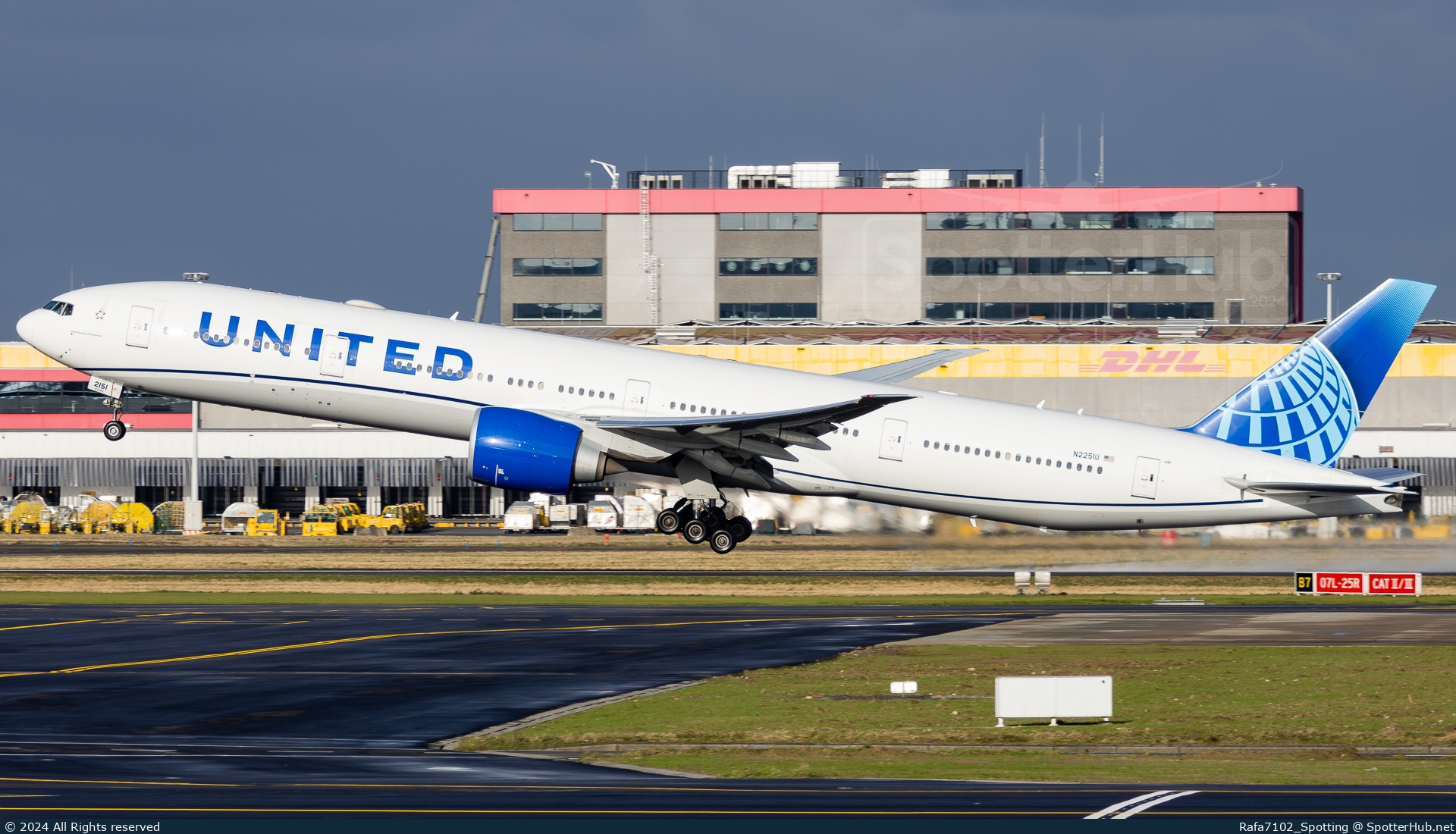 Photo of N2251U - Boeing 777-322(ER) operated by United Airlines