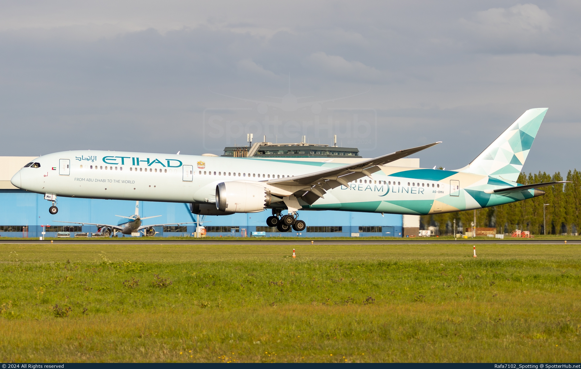 Photo of A6-BMH - Boeing 787-10 Dreamliner operated by Etihad Airways