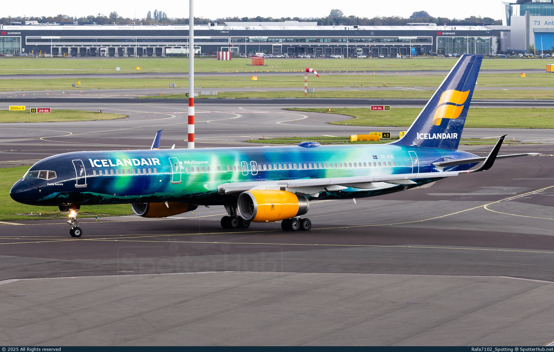Photo of TF-FIU - Boeing 757-256 operated by Icelandair