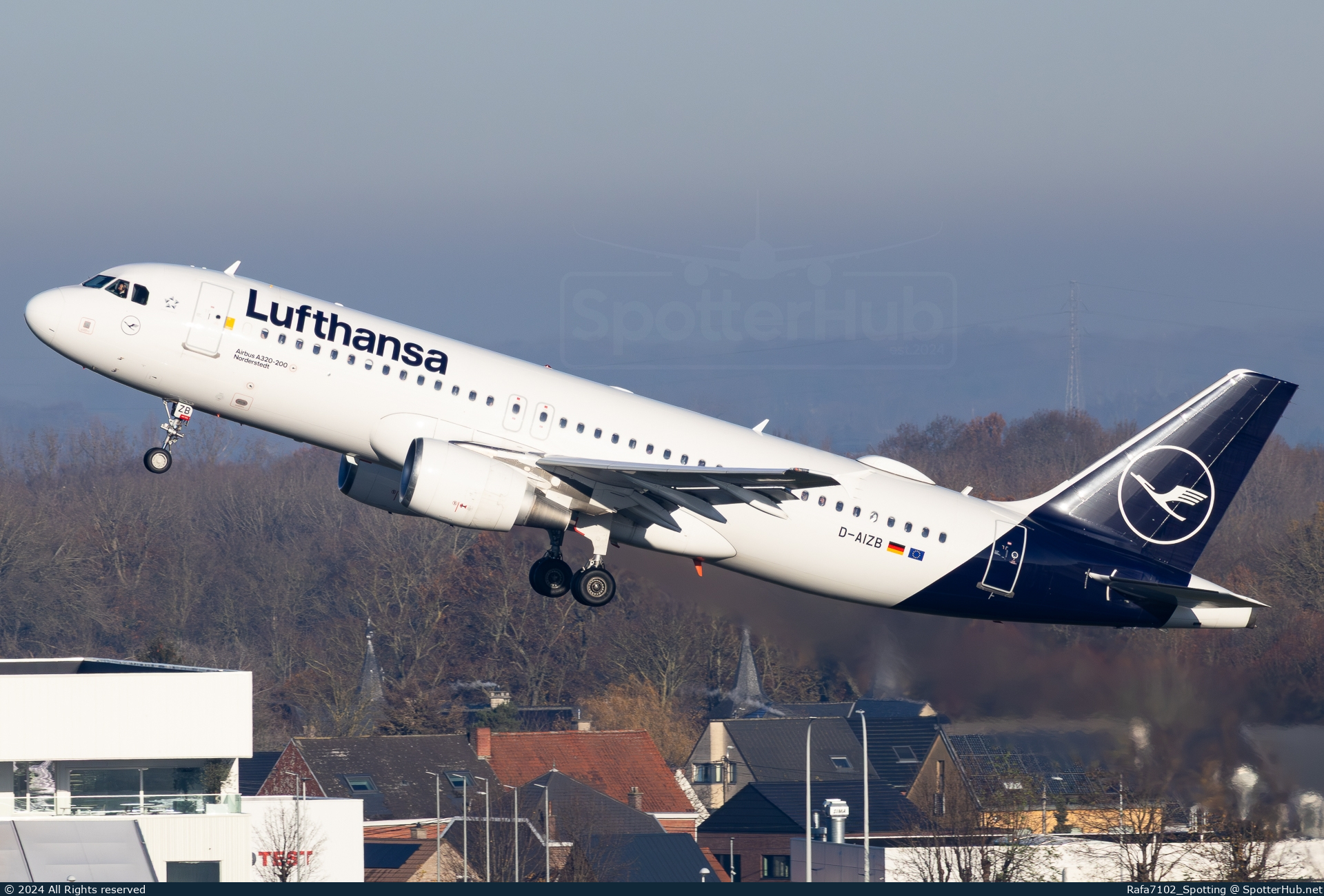 Photo of D-AIZB - Airbus A320-214 operated by Lufthansa