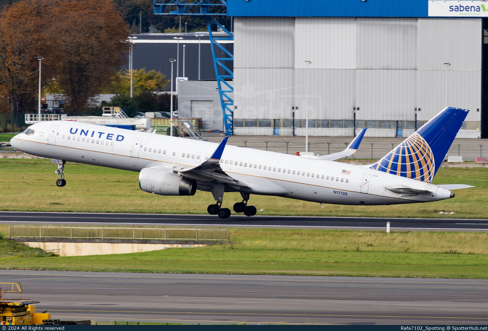 Photo of N17128 - Boeing 757-224 operated by United Airlines