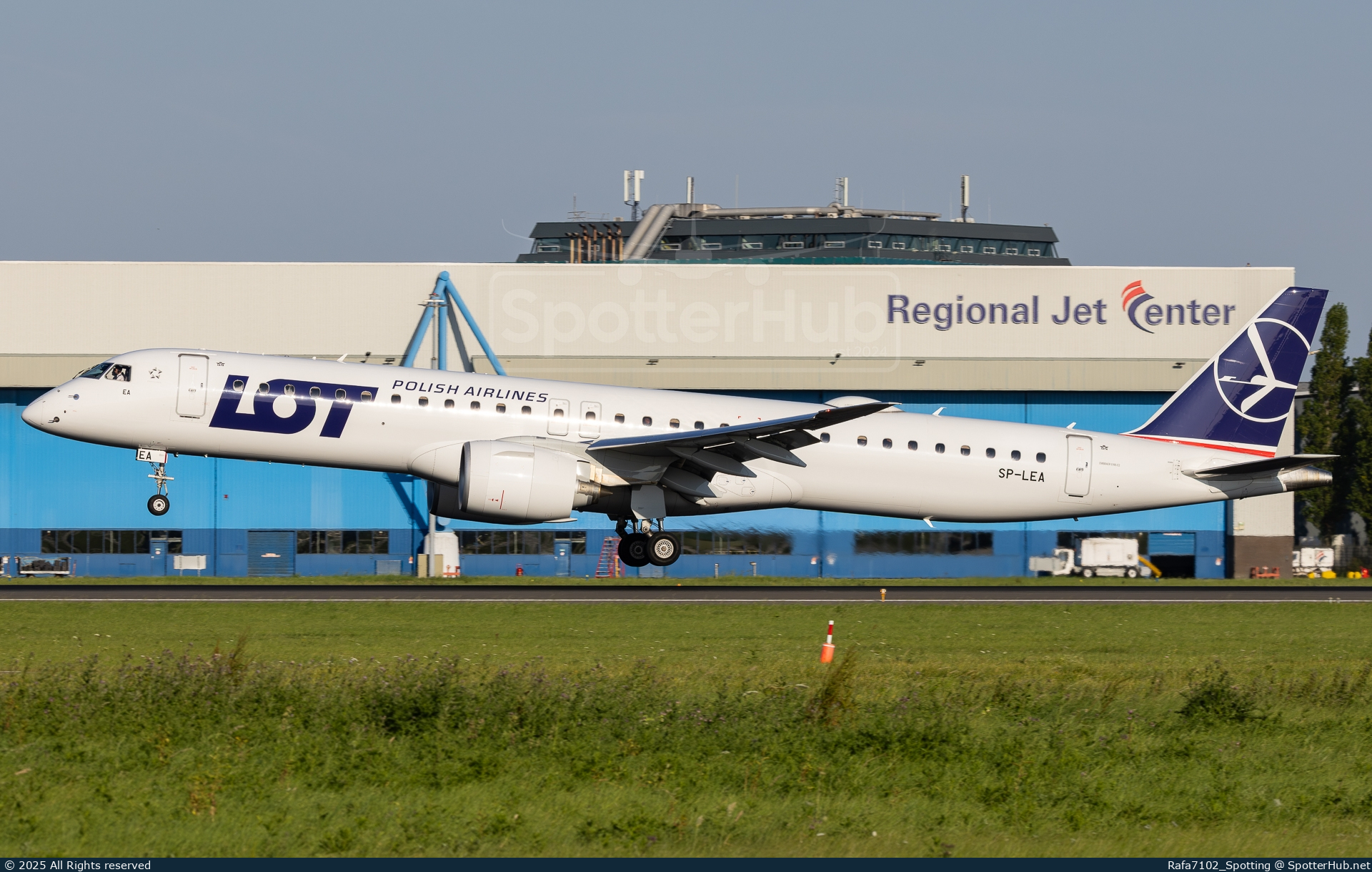 Photo of SP-LEA - Embraer ERJ-195-E2 operated by LOT Polish Airlines