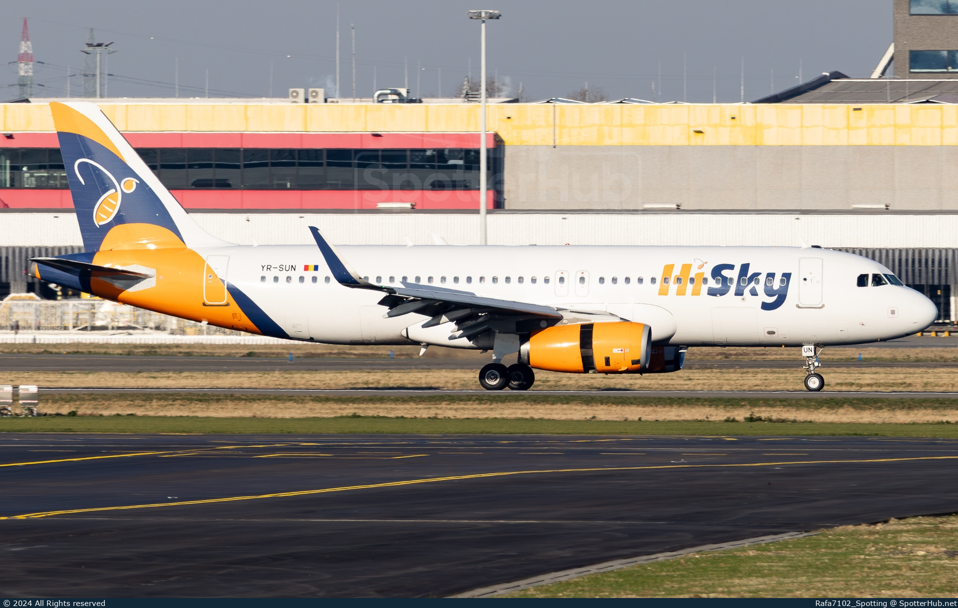 Photo of YR-SUN - Airbus A320-232 operated by HiSky Europe