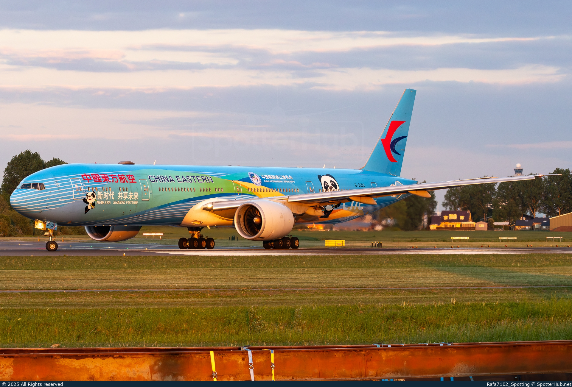 Photo of B-2002 - Boeing 777-39P(ER) operated by China Eastern Airlines