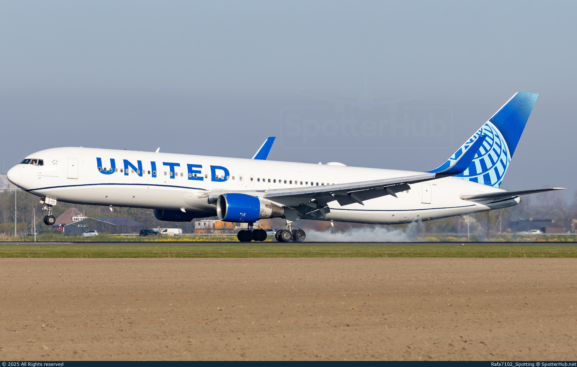 Photo of N654UA - Boeing 767-322(ER) operated by United Airlines