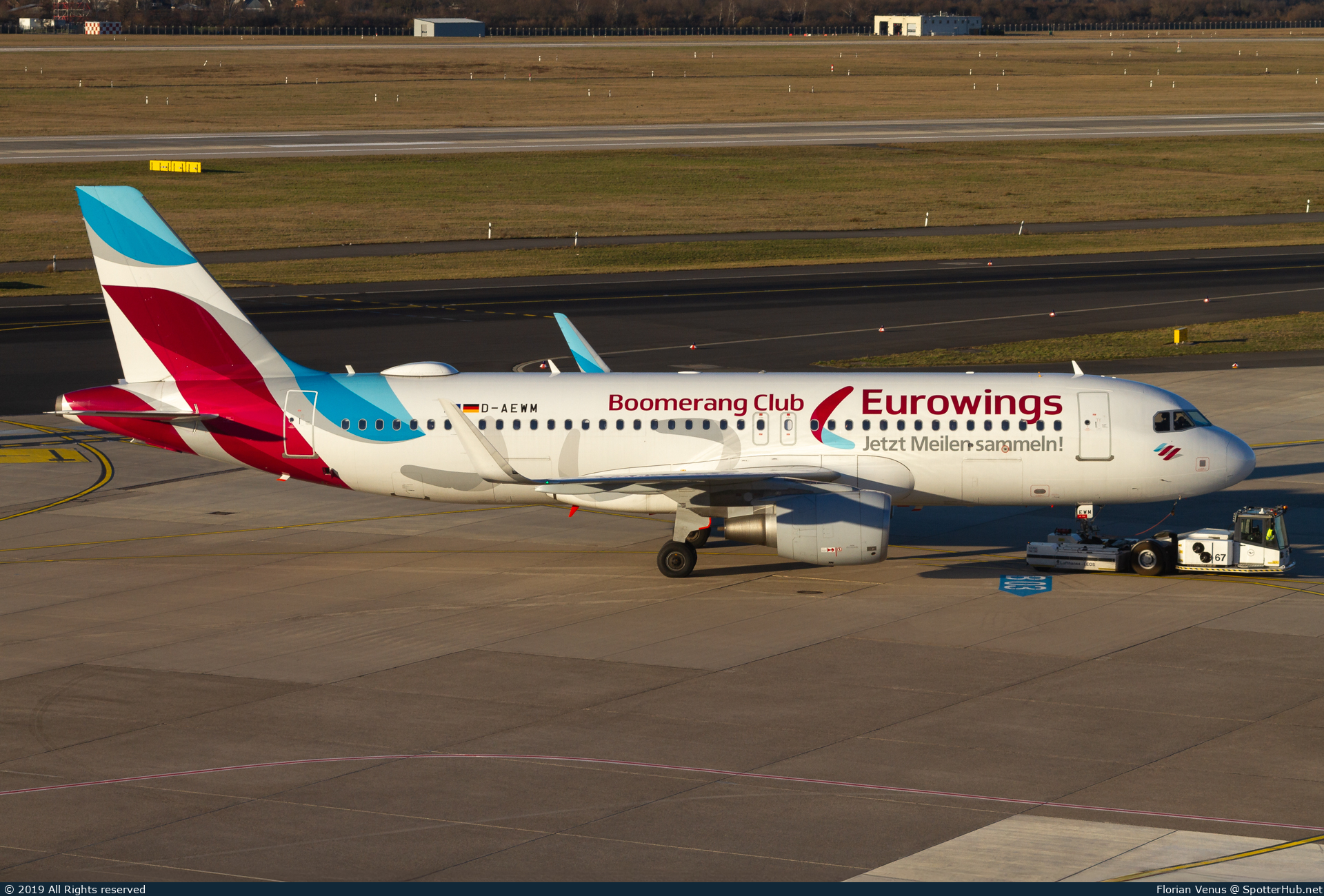 Photo of D-AEWM - Airbus A320-214 operated by Eurowings