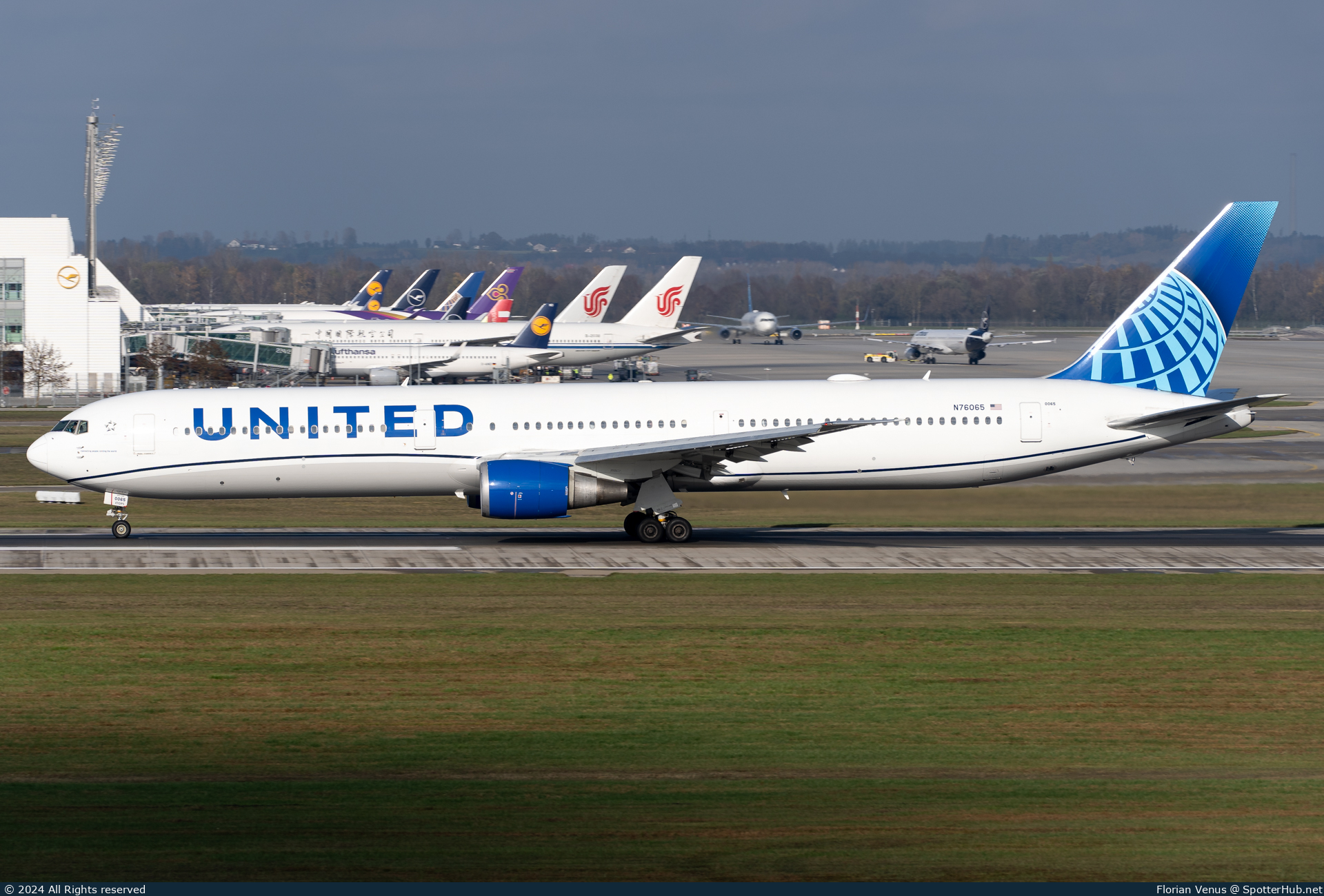 Photo of N76065 - Boeing 767-424(ER) operated by United Airlines