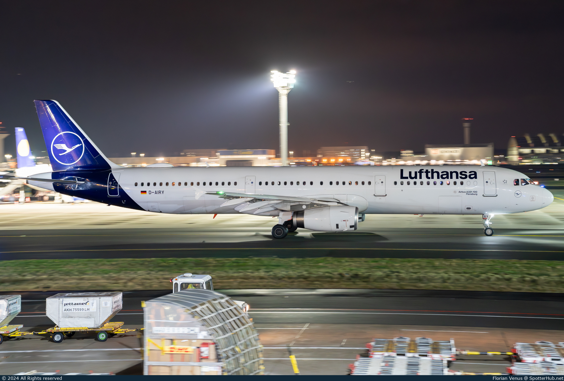 Photo of D-AIRY - Airbus A321-131 operated by Lufthansa