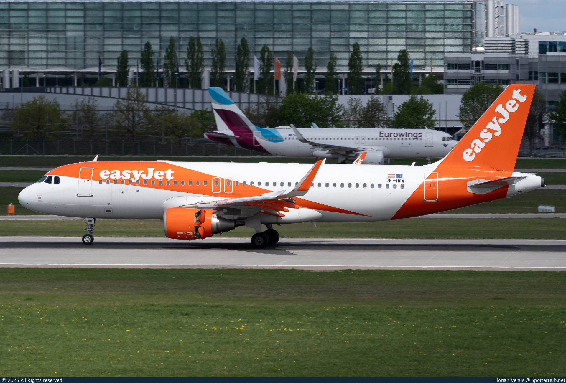 Photo of OE-IWW - Airbus A320-214 operated by easyJet Europe