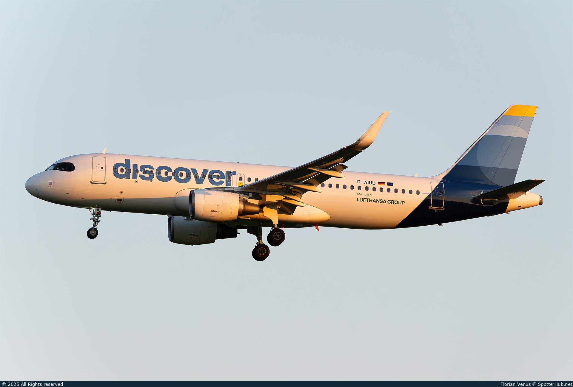 Photo of D-AIUU - Airbus A320-214 operated by Discover Airlines