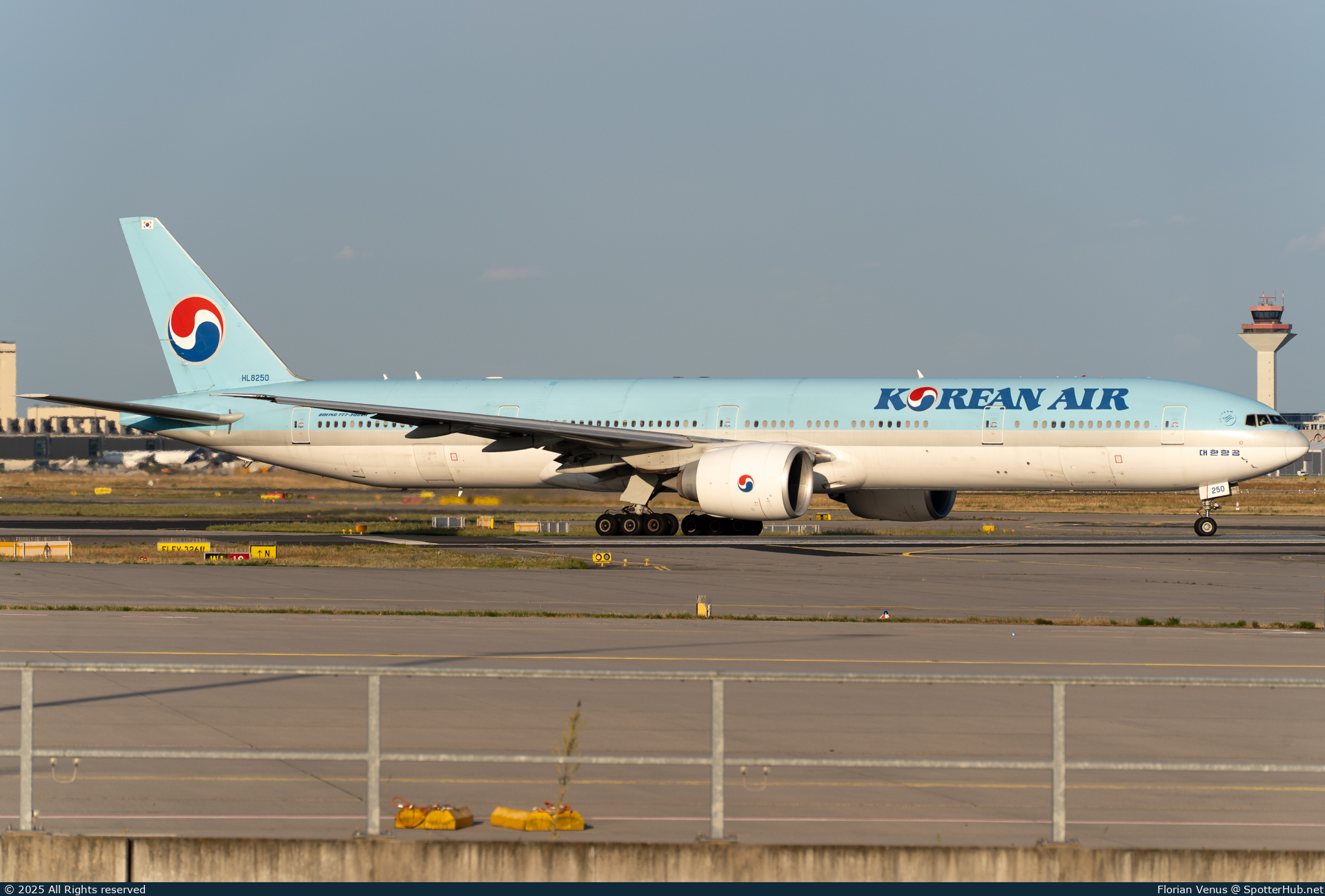 Photo of HL8250 - Boeing 777-3B5(ER) operated by Korean Air