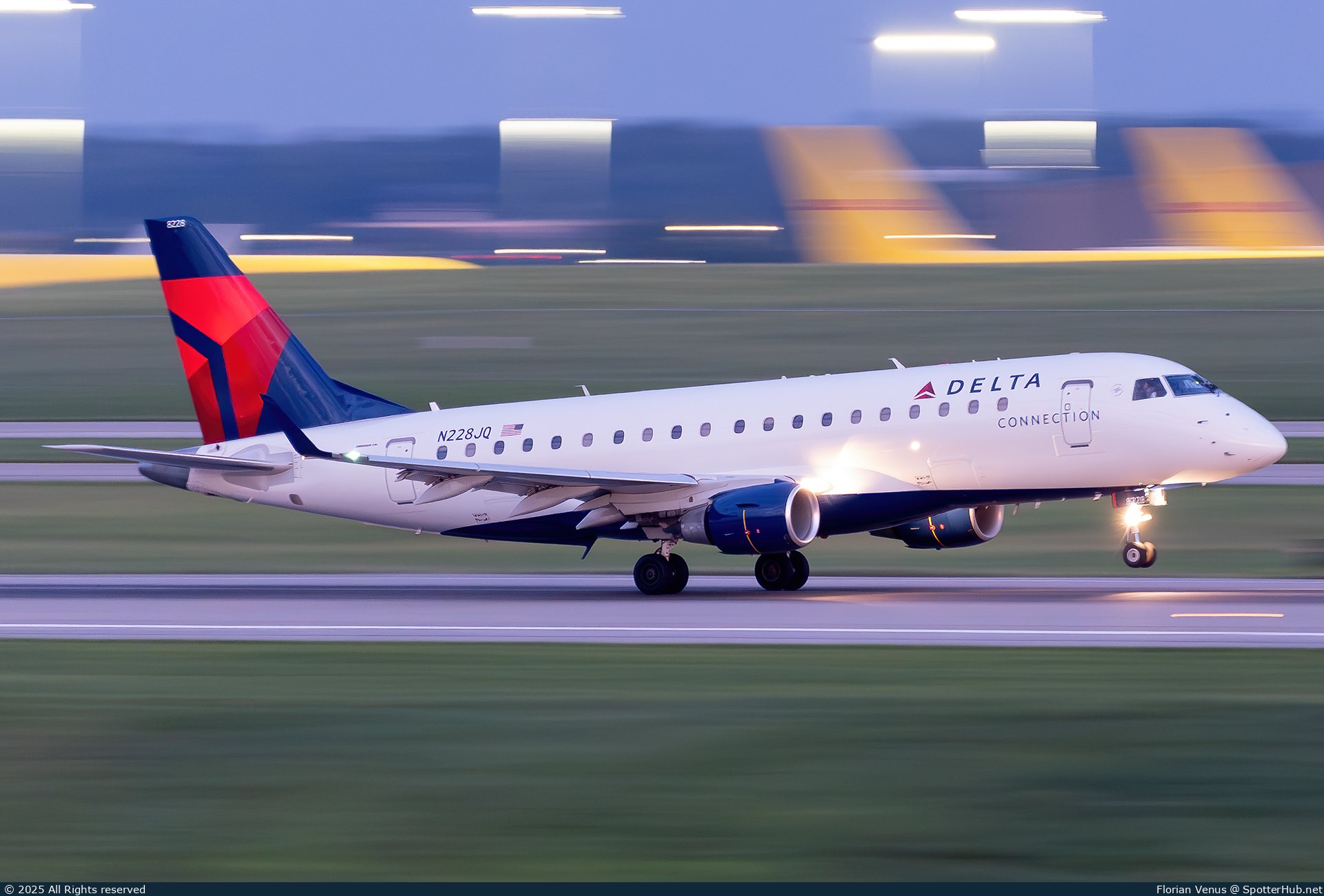 Photo of N228JQ - Embraer ERJ-175LR operated by Delta Connection (opb Republic Airways)