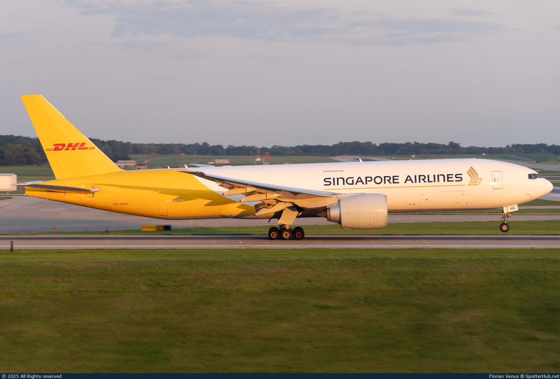 Photo of 9V-DHC - Boeing 777-F operated by Singapore Airlines Cargo