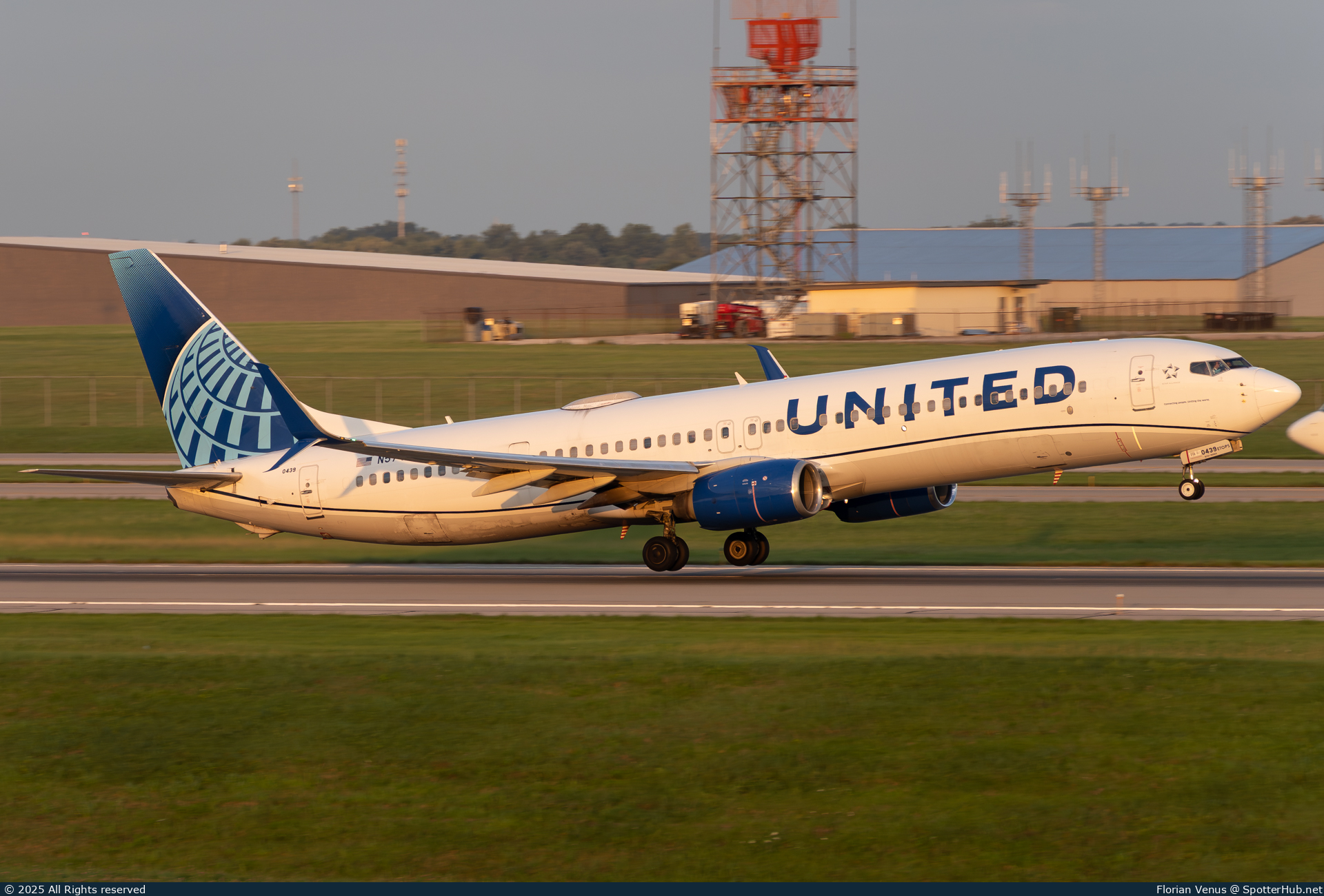 Photo of N57439 - Boeing 737-924(ER) operated by United Airlines