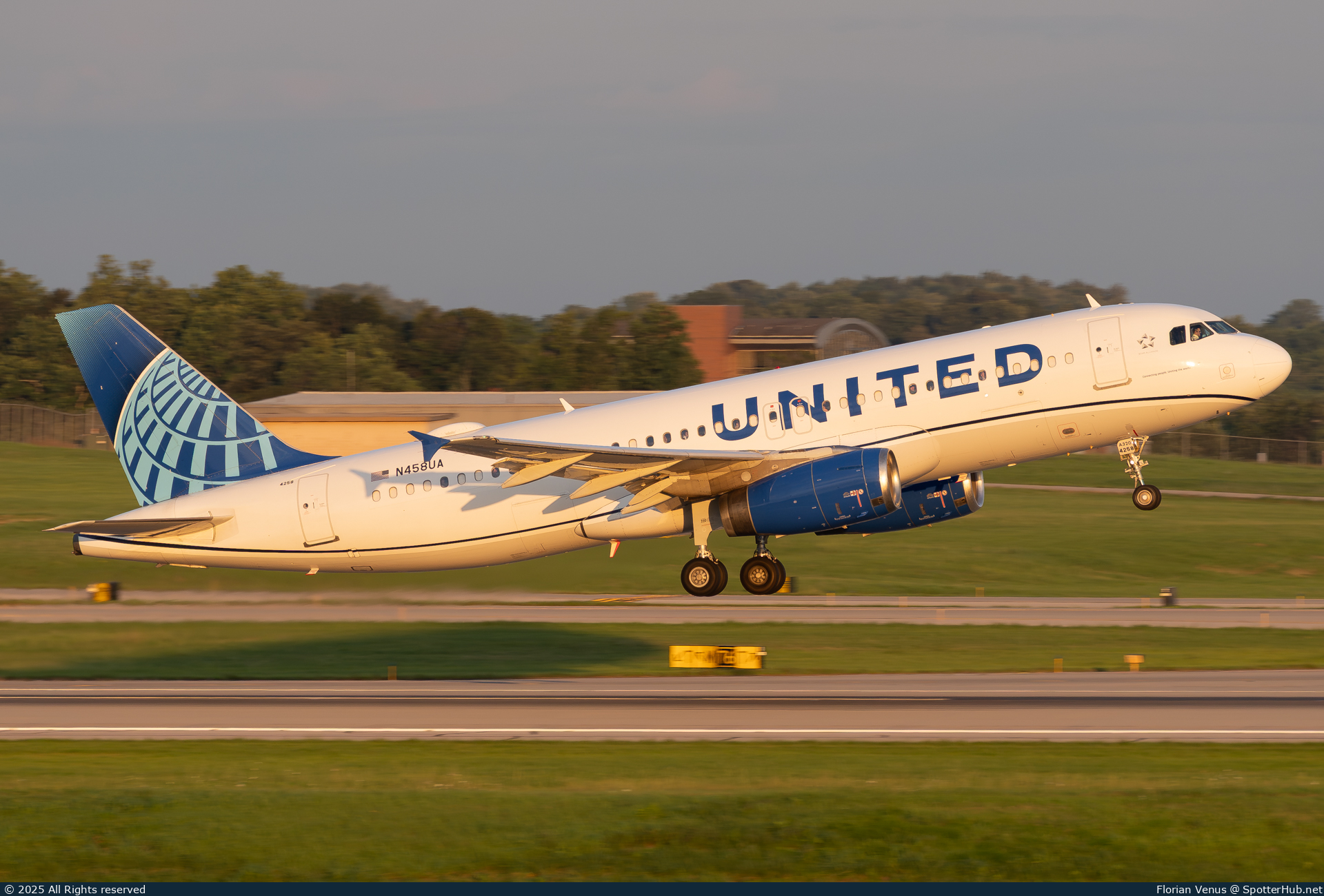 Photo of N458UA - Airbus A320-232 operated by United Airlines
